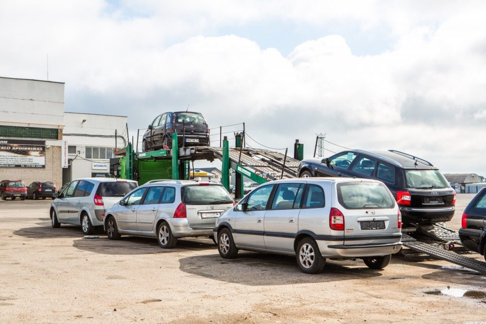 Naudoti automobiliai Lietuvoje kasmet sudaro apie 80–90 proc. visų pirmą kartą įregistruojamų lengvųjų transporto priemonių. Per pastaruosius penkerius metus Lietuvoje kasmet įregistruojama vidutiniškai po 184 tūkst. lengvųjų automobilių, o apie 80–90 proc. jų sudarė naudotos transporto priemonės.