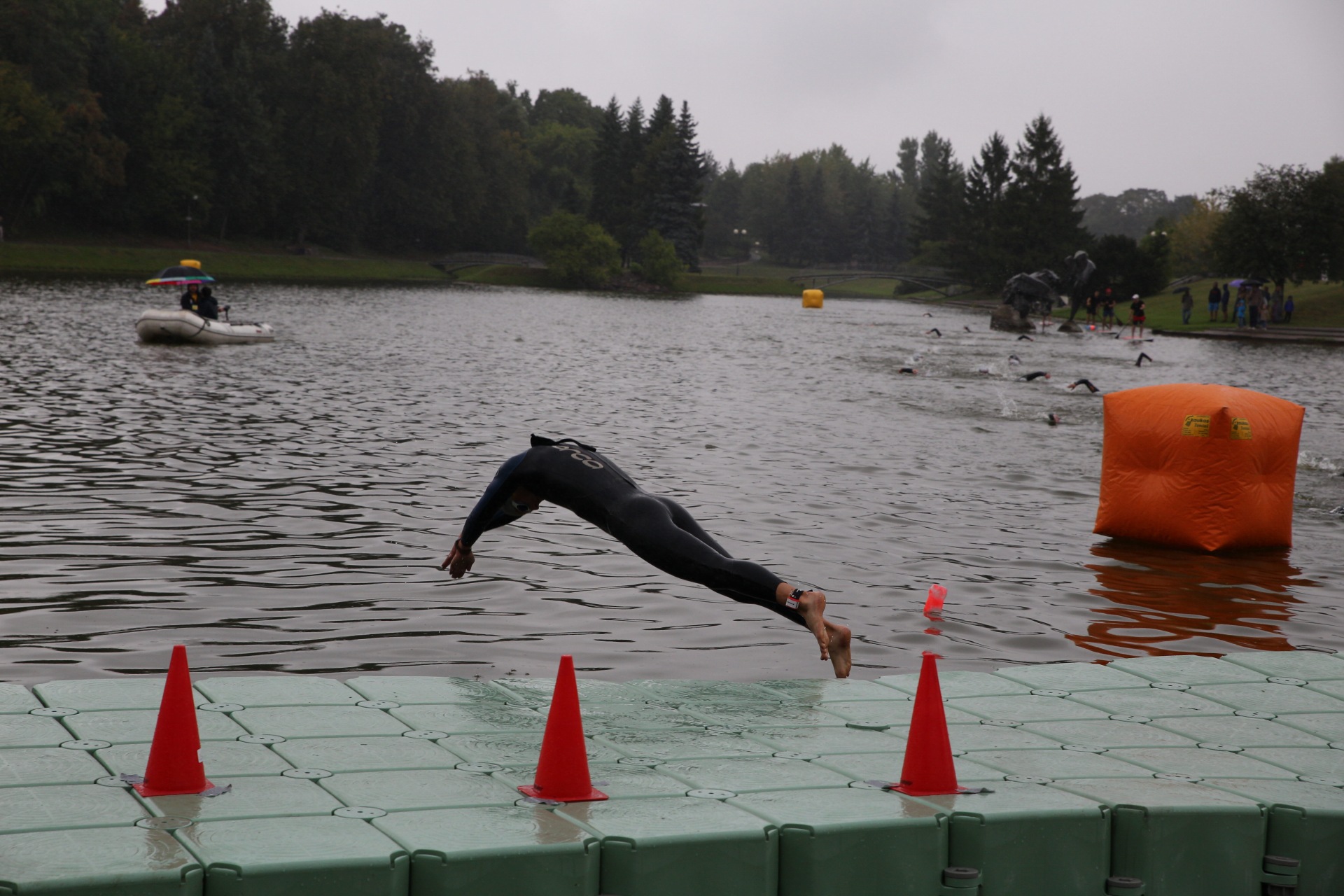 Vakar Panevėžyje įvyko iškilmingas Pasaulio dvigubo ultratriatlono taurės etapo atidarymas, o šiandien 11 valandą ryto sportininkai jau startavo pirmoje – plaukimo rungtyje. Senvagėje atletams teks įveikti 7,6 km nuotolį.