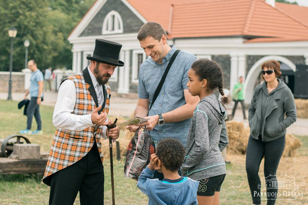 Pakruojo dvare antrus metus iš eilės vyksiantis Bumbulinių festivalis žada dar daugiau linksmybių.