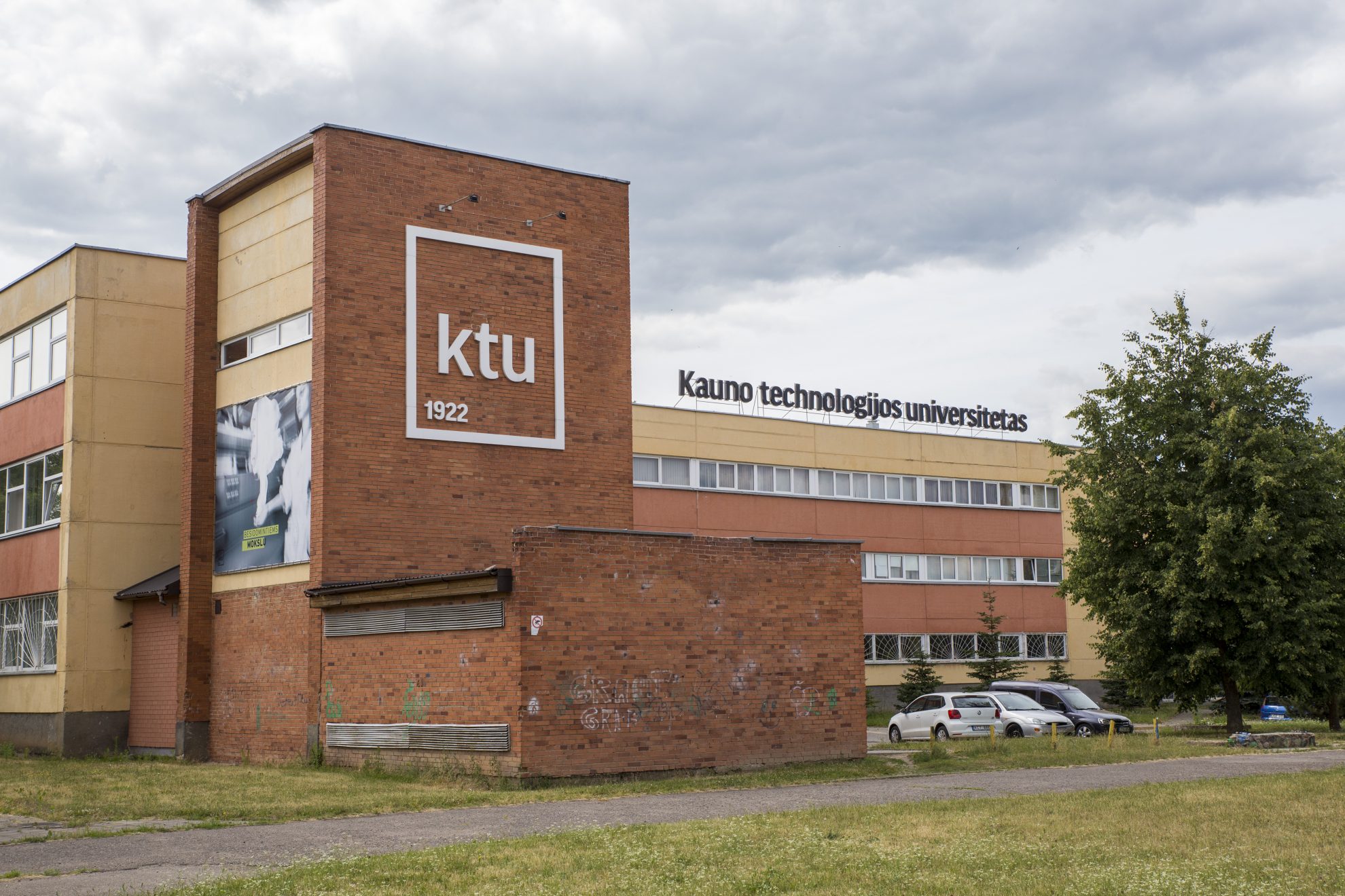 Kauno technologijos universiteto padaliniui Panevėžyje antrus metus iš eilės nesurenkant pirmakursių bakalaurų, miesto pramonės įmonės jau vežasi stažuotojus iš užsienio. Kodėl Aukštaitijos sostinėje bakalauro laipsnio siekti darosi nepatrauklu?