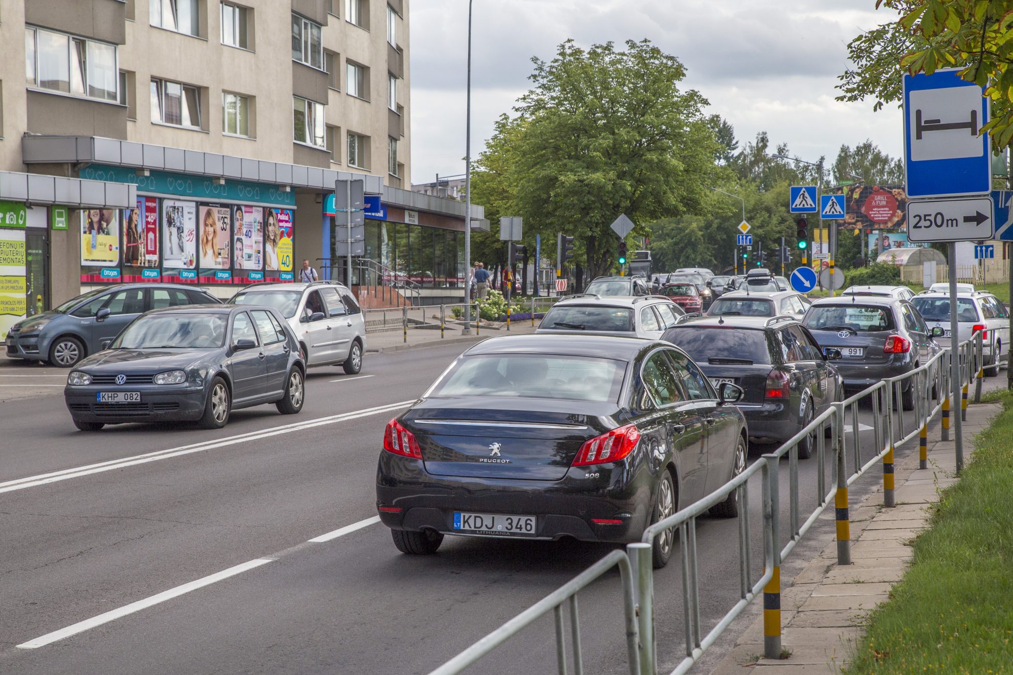 Dėl ekstremalių oro sąlygų ir vykdomų gatvių asfalto dangos remonto darbų Panevėžio savivaldybė pranešė laikinai apribojanti sunkiasvorio tranzitinio transporto eismą miesto gatvėmis.