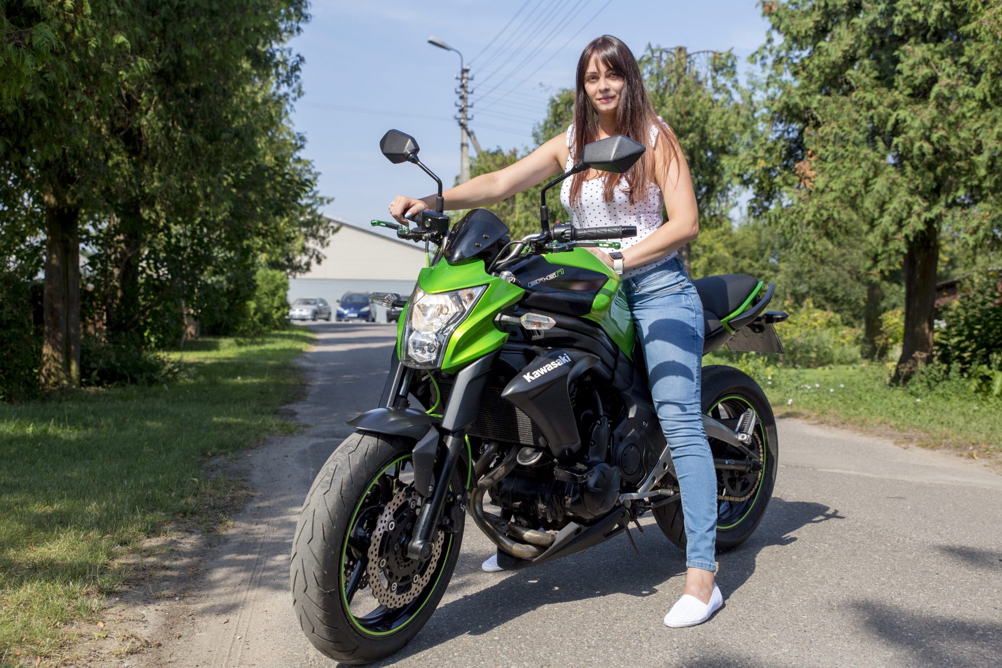 Greitis, plūstantis adrenalinas ir garsus motoro griausmas – tokią kasdienybė pasirinkusi Erika Čečienė visai nesigaili. Priešingai, sako, jeigu tik galėtų, atsisakytų kelionių automobiliu ir visur keliautų ne kuo kitu, o motociklu.