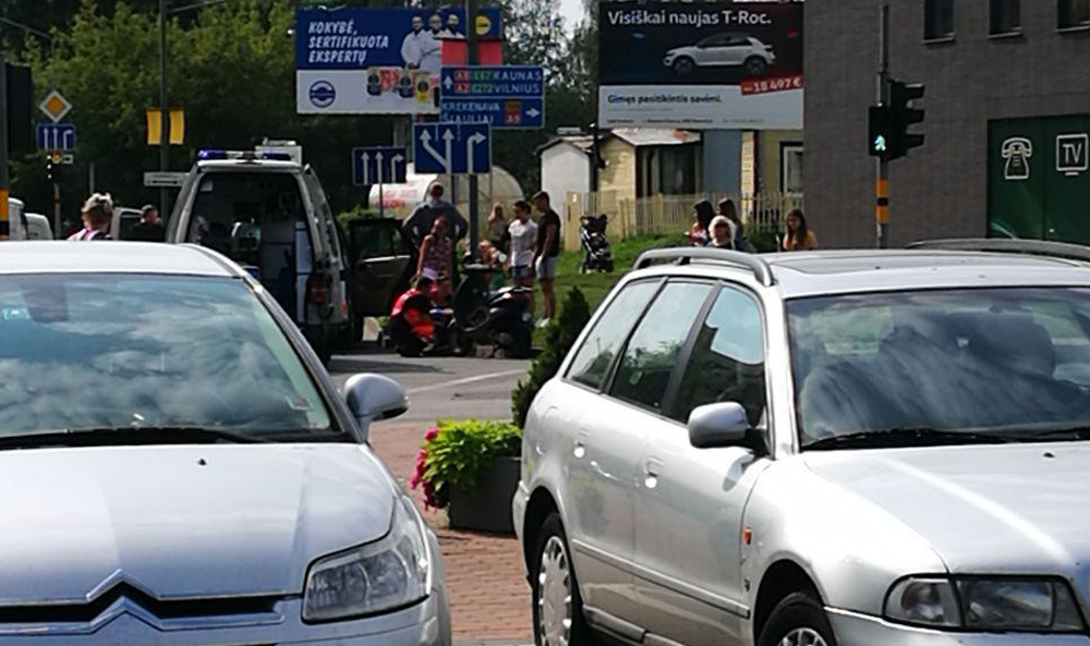 Panevėžyje, vienoje judriausių sankryžų ties įvažiavimu į autobusų stotį penktadienio vidurdienį partrenktas motoroleris.