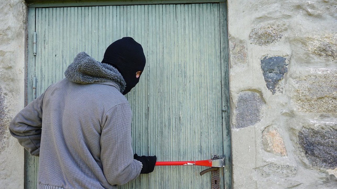 Vasarą itin padaugėja vagysčių, bet kai kurie gyventojai patys vis dar neįpranta saugoti savo turto.