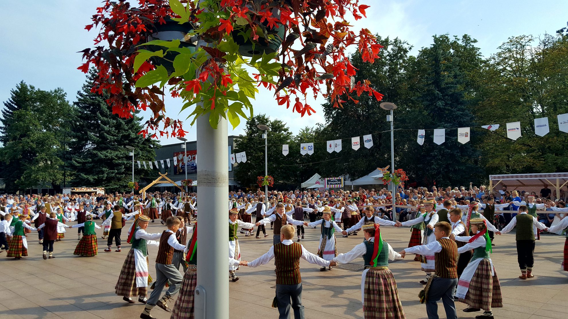 Panevėžio miesto gyventojai ir miesto svečiai, o jų atvyko gausiai iš viso Aukštaitijos regiono, antrąjį rugsėjo savaitgalį, buvo kviečiami stebėti, mėgautis, dalyvauti Aukštaitijos regioninės dainų ir šokių šventės „Šimtmečio skrynia“ tautinio meno renginiuose, skirtuose Lietuvos valstybės šimtmečiui paminėti.