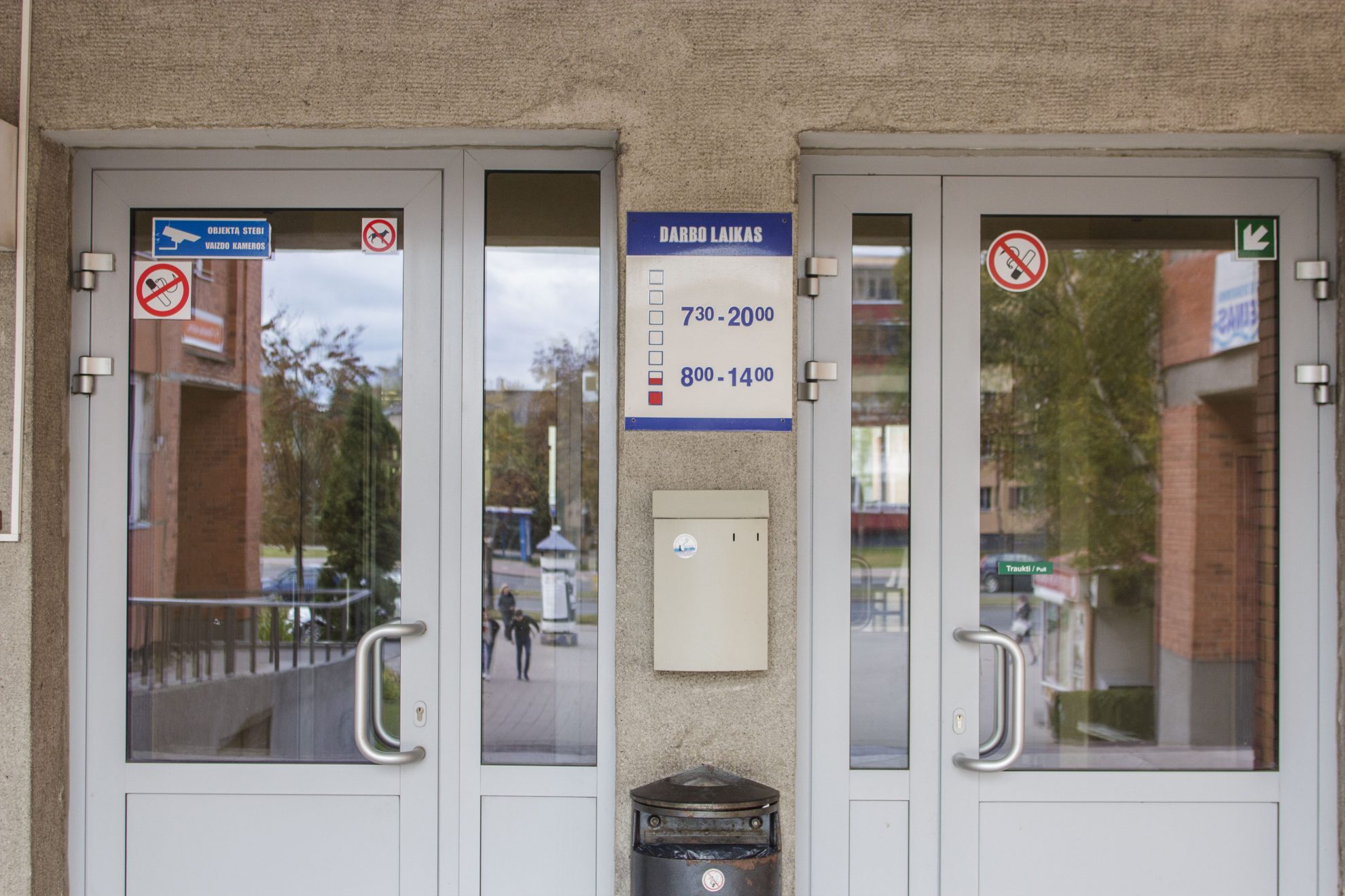 Po maudynių fontane skandalingai išgarsėjęs foksterjeras Roksis tapo kone žymiausiu ne tik Panevėžio, bet ir Lietuvos šunimi. Jo šeimininkas, medikas Albertas Astrauskas, nubaustas dėl šuns vandens pramogų fontane, ne tik rengiasi bylinėtis su Miesto savivaldybe. Dabar gydytojas priverstas aiškintis ir savo darbdaviams – Panevėžio miesto poliklinikos vadovams dėl to, kad į darbą atkulniavo vedinas smagiuoju Roksiu.