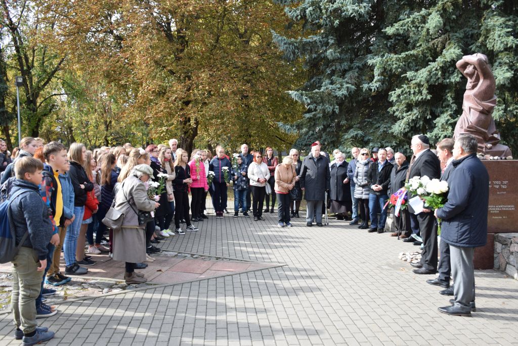 Minint Lietuvos žydų genocido atminimo dieną, miesto mero pavaduotojas Petras Luomanas prie paminklo žydų aukoms atminti „Liūdinti žydų motina“ padėjo gėlių, uždegė atminimo žvakutes.