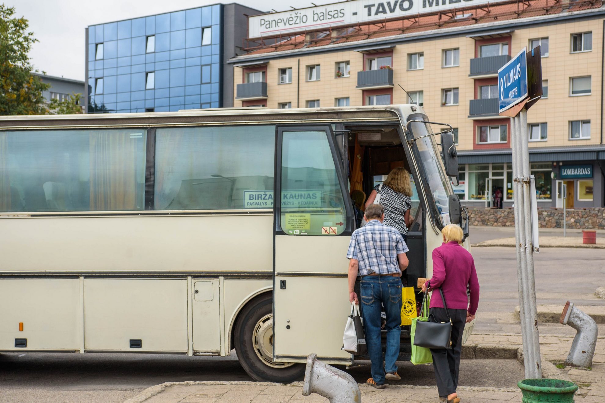 Ilgokai ieškojusi, kas galėtų vežti keleivius į kaimą, Panevėžio rajono savivaldybė pagaliau turi naujas sutartis. Didžioji dalis senųjų vežėjų suks galvas, iš ko gyventi toliau.