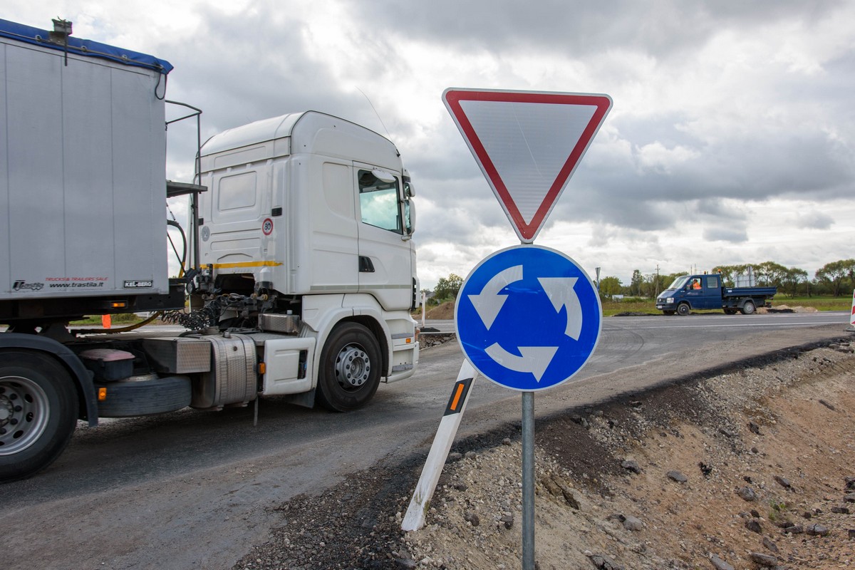 Panevėžio aplinkkelio rekonstrukcija vairuotojams pateikė rimtų išbandymų. Vos prieš kelias savaites pradėta rengti nauja žiedinė sankryža už Bliūdžių gyvenvietės ties Bernatoniais, ji turėtų padėti saugiau pervažiuoti aplinkkelį. Nors visur sustatyti puikiai matomi įspėjamieji ženklai, nurodantys pirmumo teisę važiuojantiesiems naujuoju žiedu, neretas vairuotojas čia aplinkkelį vis dar bando kirsti kaip anksčiau.