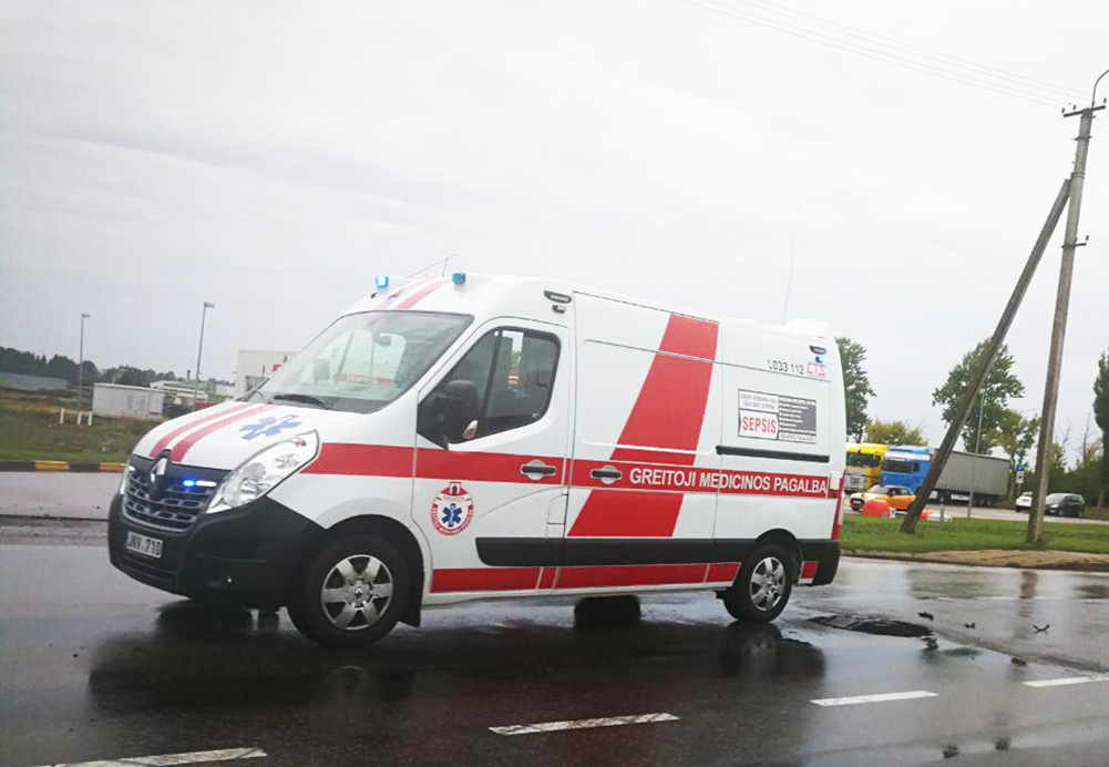 Panevėžio rajone susidūrus autobusui ir lengvajam automobiliui, iš pastarojo moterį vadavo ugniagesiai.