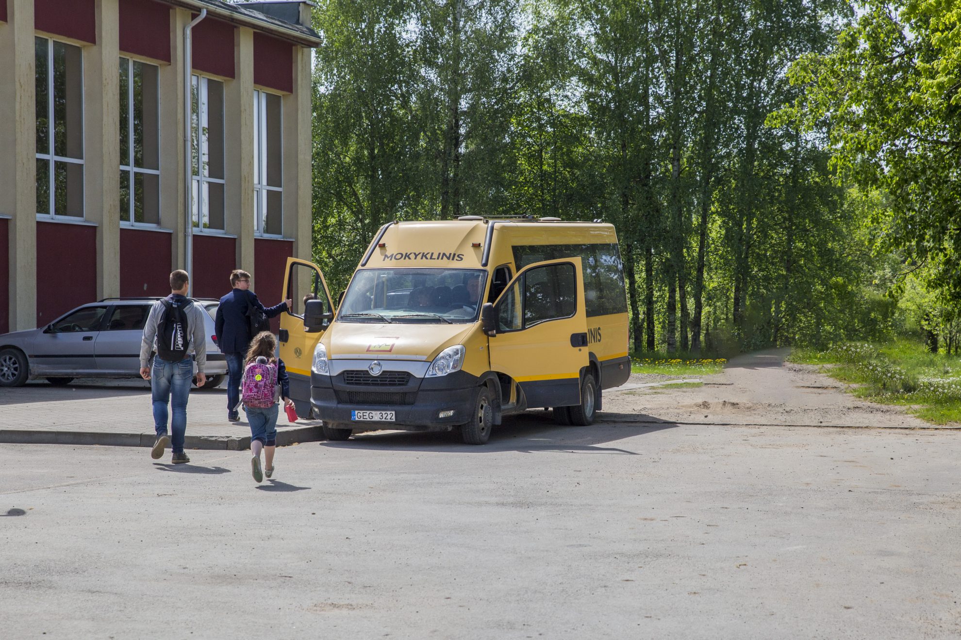 Švietimo ir mokslo ministerijai skirstant geltonuosius autobusiukus, mokyklos džiaugiasi, tačiau kai kurios juos ima nebeturėdamos išeities. Kaimuose jungiant mokyklas, 19-os vietų autobusai per maži per kartą atsivežti visus mokinius. Todėl daliai jų tenka keltis gerokai anksčiau, kad vairuotojai iki pamokų pradžios spėtų vaikus atvežti.