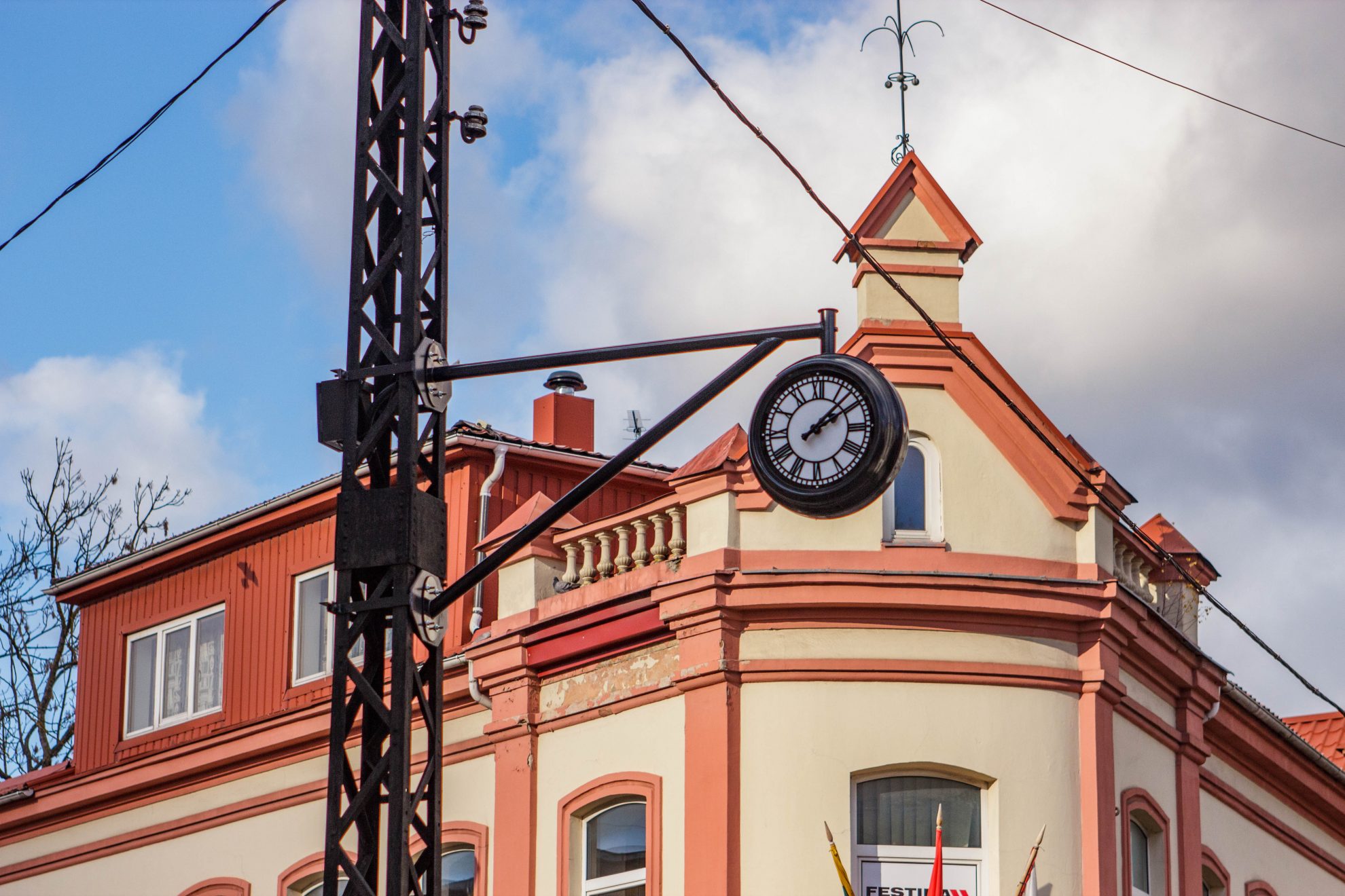 Jau šį sekmadienį, ketvirtą valandą ryto, vėl teks persukti laikrodžio rodykles viena valanda atgal. Nors laiko kaitaliojimas erzina dažną žmogų, galima guostis bent tuo, kad perėjus prie žiemos laiko bent valandą bus galima ilgiau pasivartyti šiltoje lovoje. Tikėtina, kad tai gali būti paskutinis kartas, kai paskutinį spalio sekmadienį Lietuvoje persukamos laikrodžio rodyklės.