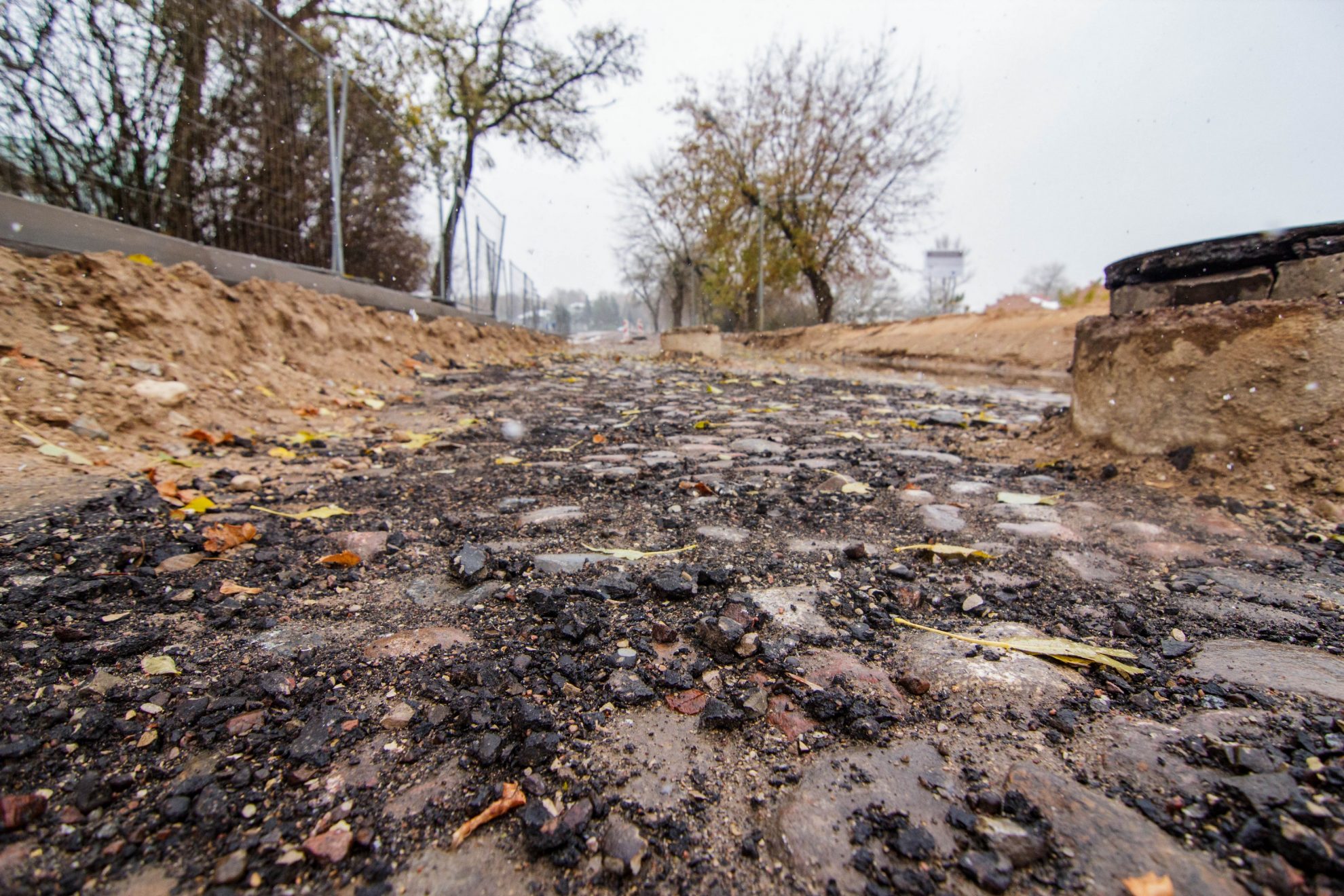 Panevėžyje kelininkams kapitališkai pradėjus tvarkyti Nevėžio upės pakrante vingiuojančią A. Jakšto gatvę, atkastas grindinys, menantis, kaip miesto gatvės atrodė prieš šimtmetį.