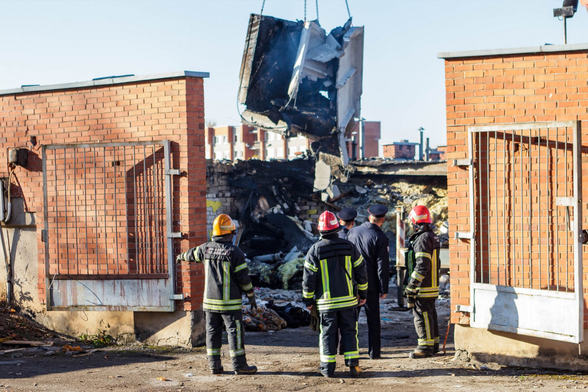 Dėl didžiulių nuostolių pridariusio ir žmogaus gyvybę nusinešusio sprogimo viename Panevėžio garažų masyve netrukus į teisiamųjų suolą sės 71 metų panevėžietis A. D. Manoma, kad tokias tragiškas pasekmes sukėlė kaltinamojo sumanymas pačiam suremontuoti savo automobilio dujų įrangą.