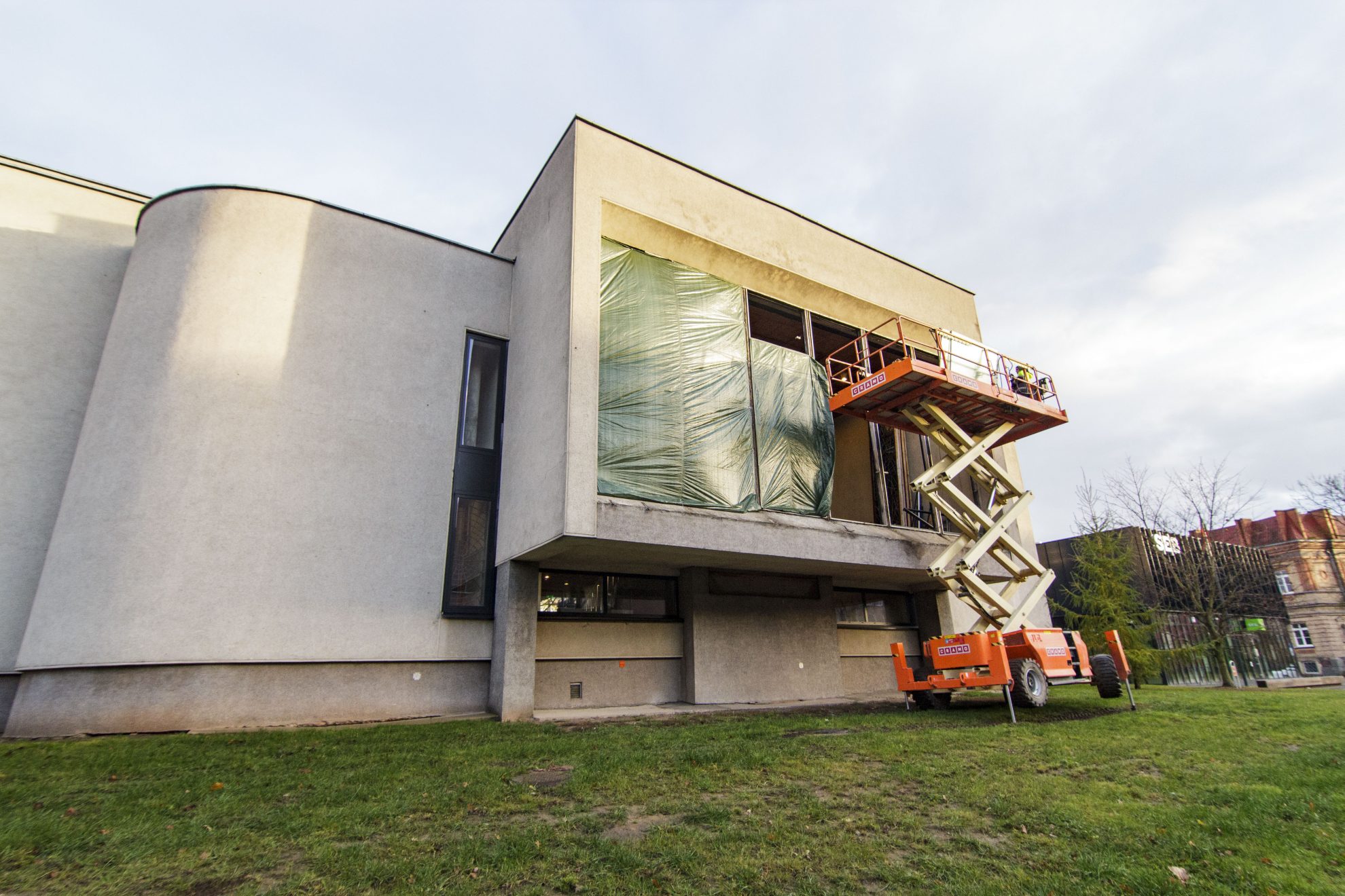 Tikriausiai reto panevėžiečio nuotraukų albume nėra fotografijos su Panevėžio santuokų rūmų vitražais. Jų šią savaitę įprastoje vietoje nebeliko.