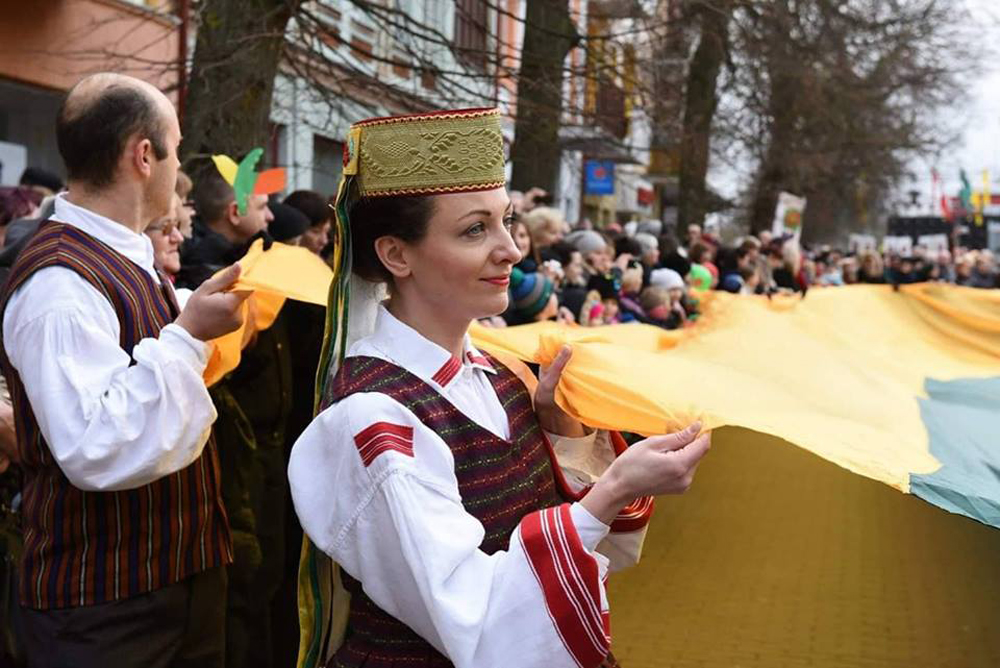 Dar besimokydama pradinėse dabartinės „Ažuolo“ progimnazijos klasėse, panevėžietė Laura Pakštaitė-Andrijauskienė užsikrėtė aistra šokiams. Nekaltai prasidėjęs romanas tęsiasi jau tris dešimtis metų, o jo spalvas pagyvina tautiškumo prieskonis. Ilgos valandos trypiant pagal smagią lietuvišką instrumentinę muziką Laurai sukrovė neįkainojamos patirties bagažą. Tačiau visų svarbiausia – gydė sielos žaizdas ir išmokė mylėti žmones,