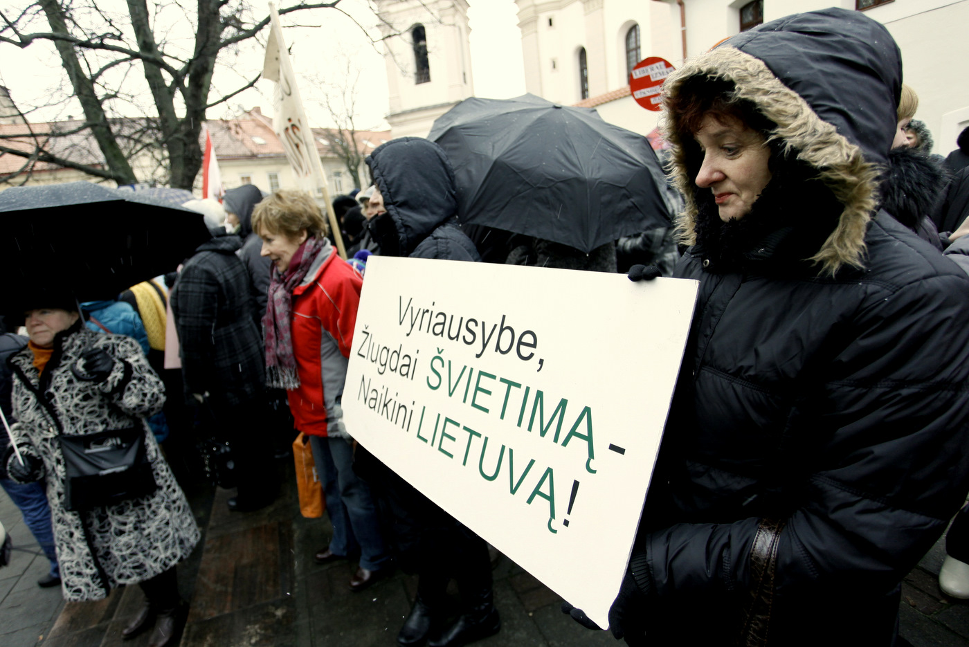 Dėl etatinio mokytojų apmokėjimo ir didesnių algų streikuojantys pedagogai penktadienį rengia mitingą prie Seimo.