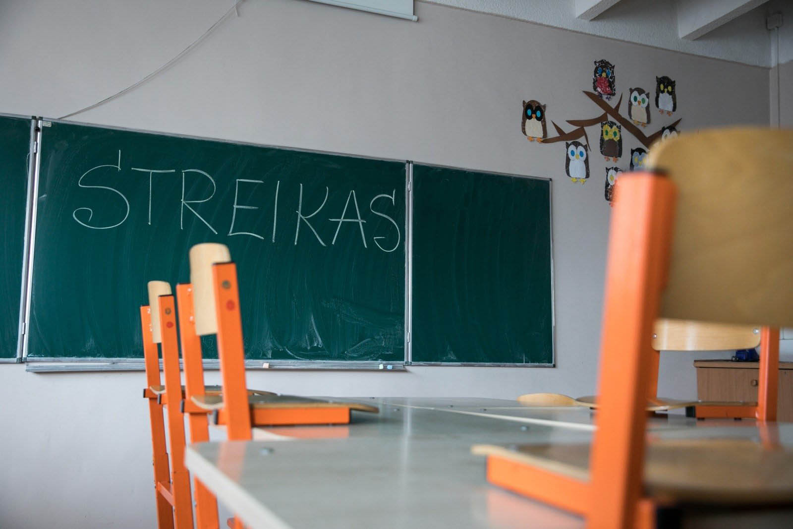 Lietuvos švietimo ir mokslo profesinei sąjungai ketinant vėl streikuoti dėl nepakankamo kitų metų finansavimo švietimui, Seimo Švietimo ir mokslo komiteto pirmininkas „valstietis“ Eugenijus Jovaiša prašo tam papildomai kitąmet numatyti virš 70 mln. eurų.