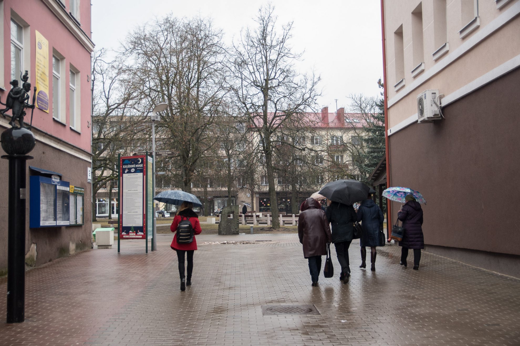 Juodasis išpardavimų penktadienis praėjusią savaitę Lietuvoje buvo garsesnis ir ryškesnis nei anksčiau, o ir pirkėjai nespaudė piniginių. Juk nuo Naujųjų metų tapsime turtingesni – valdžia iki 555 padidino minimalią mėnesio algą. Ar jau galima pradėti džiaugtis geresniu gyvenimu?