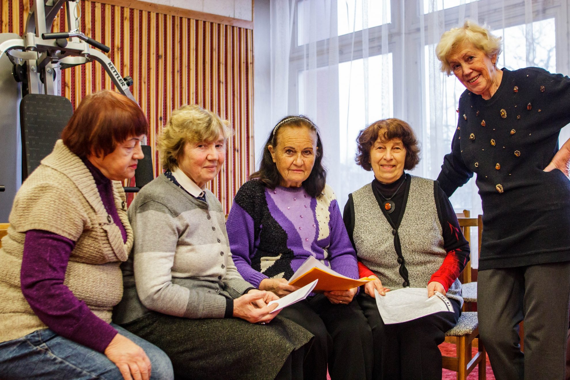 Mykolo Karkos įkurtas mišrus choras „Senoliai“ šiemet mini šešiasdešimtąjį gimtadienį. Per šiuos metus buvo visko, tačiau daugiausia – meilės dainai.