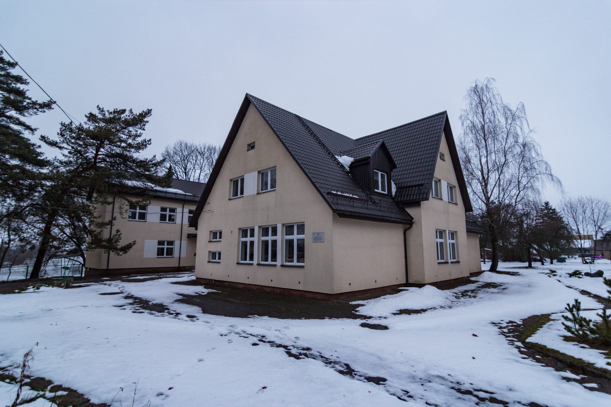 Nereikia nė kalėdinės akcijos, Panevėžio rajono valdžia dvejus metus bando už gyvenamojo namo kainą parduoti dar dažais tebekvepiančią buvusią Ėriškių mokyklą. Vis dėlto prieš dešimt metų už Europos Sąjungos lėšas renovuotas pastatas su žeme nesudomino nė vieno pirkėjo.