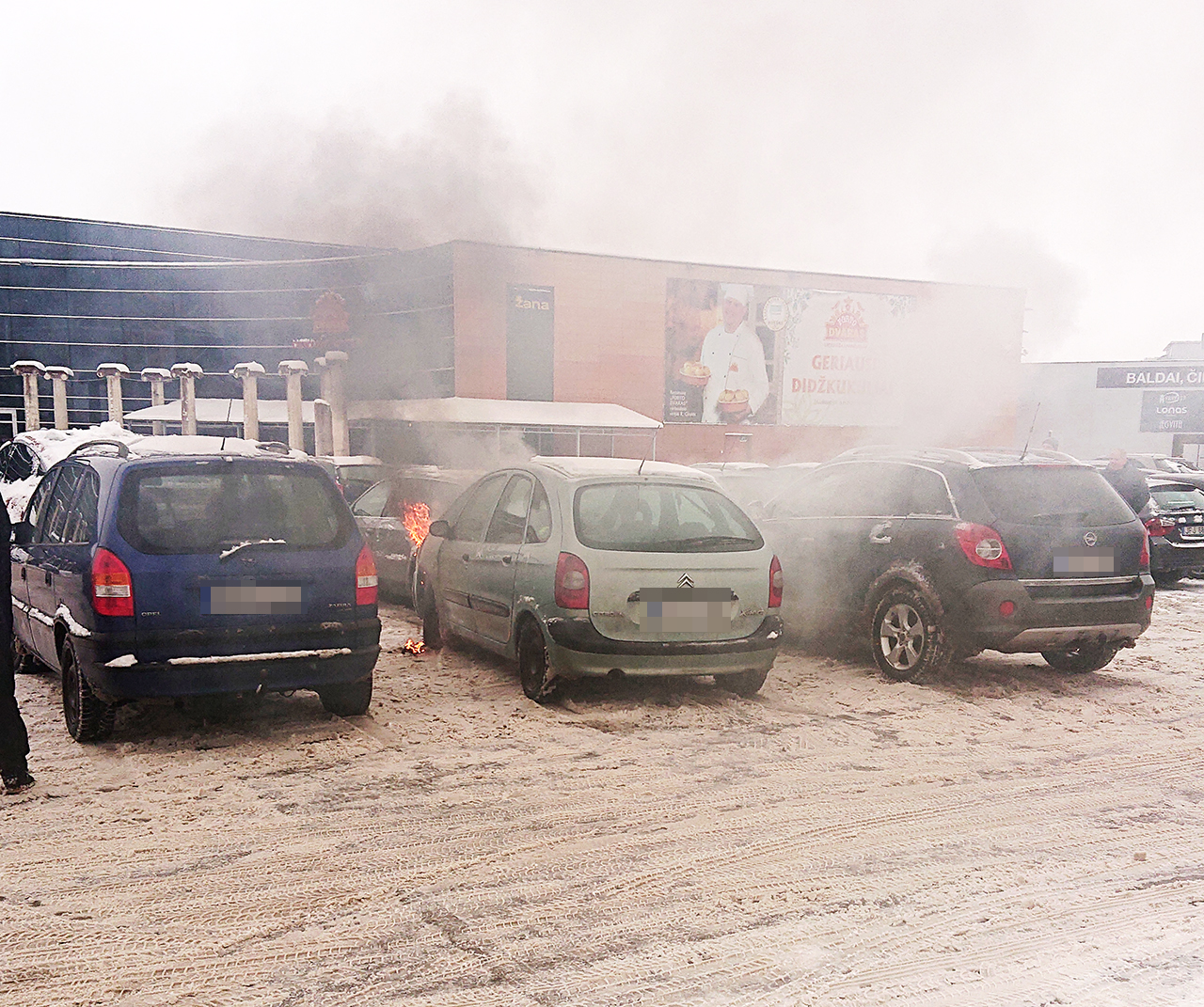 Ugniagesių gelbėtojų pajėgos antradienį skubėjo sulaukę pranešimo apie gaisrą miesto pakraštyje esančio prekybos ir pramogų centro aikštelėje.