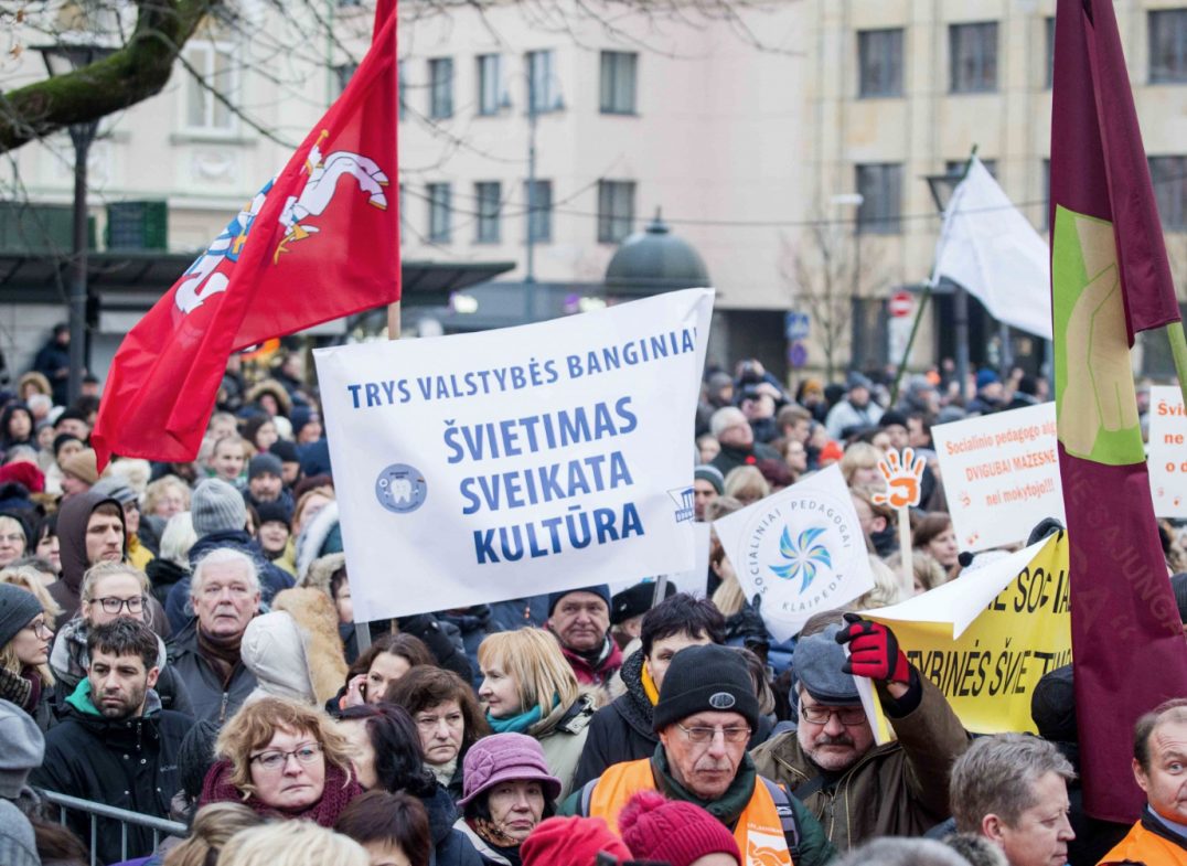 Kartu su dviem dešimtimis mokytojų iš visos Lietuvos Švietimo ir mokslo ministerijoje nakvojantys mokytojai iš Panevėžio teigia jau emociškai pervargę, išsekę ir svajojantys greičiau grįžti į namus pas šeimas. Visgi šūsnį reikalavimų Vyriausybei pateikusios vienos iš kelių pedagogus vienijančios profesinės sąjungos atstovai ginklų nesudeda.