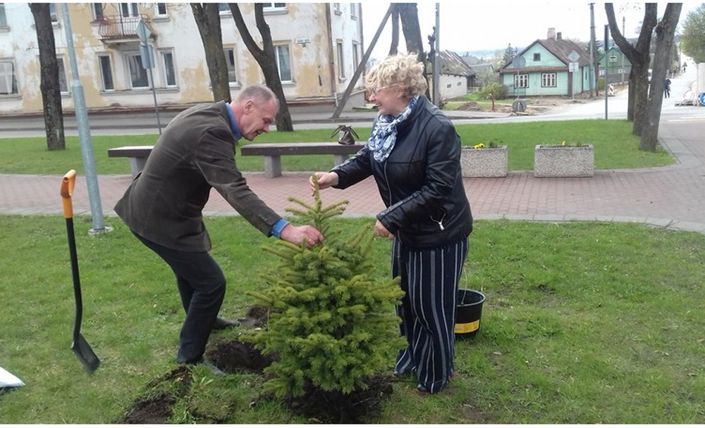 2018-ieji – Lietuvos valstybės atkūrimo šimtmečio metai. Ta proga visoje Lietuvoje buvo organizuojami renginiai, koncertai, akcijos, kelionės ir daugybė kitokių gražių iniciatyvų. Į vieną didelę šimtmečio renginių šeimą jungėsi valstybės įstaigos, uždarosios akcinės bendrovės, bendruomenės, nevyriausybinės organizacijos, ūkininkai bei pavieniai žmonės.