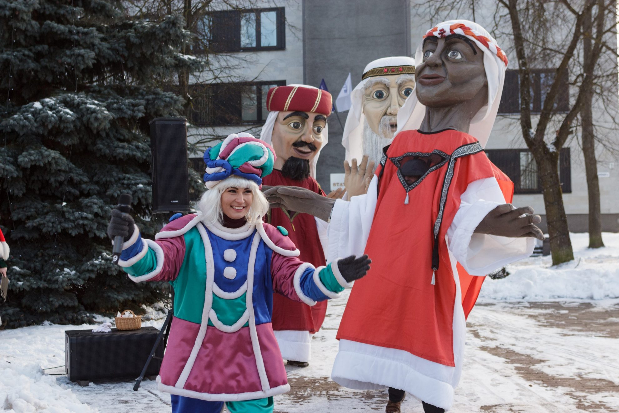 Jau tapo tradicija, kad žiemos švenčių maratonas savotiškai baigiamas Trijų karalių diena. Tad sekmadienio popietę miesto centre Trys karaliai, lydimi padėjėjų, sveikino panevėžiečius, linkėdami jiems gražių ir prasmingų atėjusių naujųjų metų.