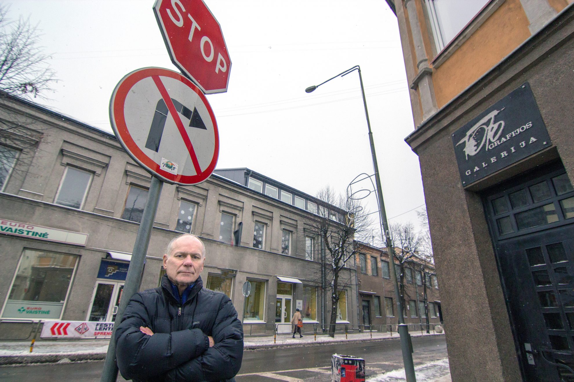 Už pilietines iniciatyvas rengiant fotografijų parodas, skleidžiant kultūrą ir meną Panevėžyje bei Lietuvoje „Metų panevėžiečio“ apdovanojimu įvertintas Lietuvos fotomenininkų sąjungos narys, konkurso „Lietuvos spaudos fotografija“ trijų „Auksinių kadrų“ laimėtojas, daugybės parodų autorius ir fotografijų albumo autorius Valentinas Pečininas šokiruotas: jam užtrenktos gimtojo Panevėžio fotografijos galerijos durys.