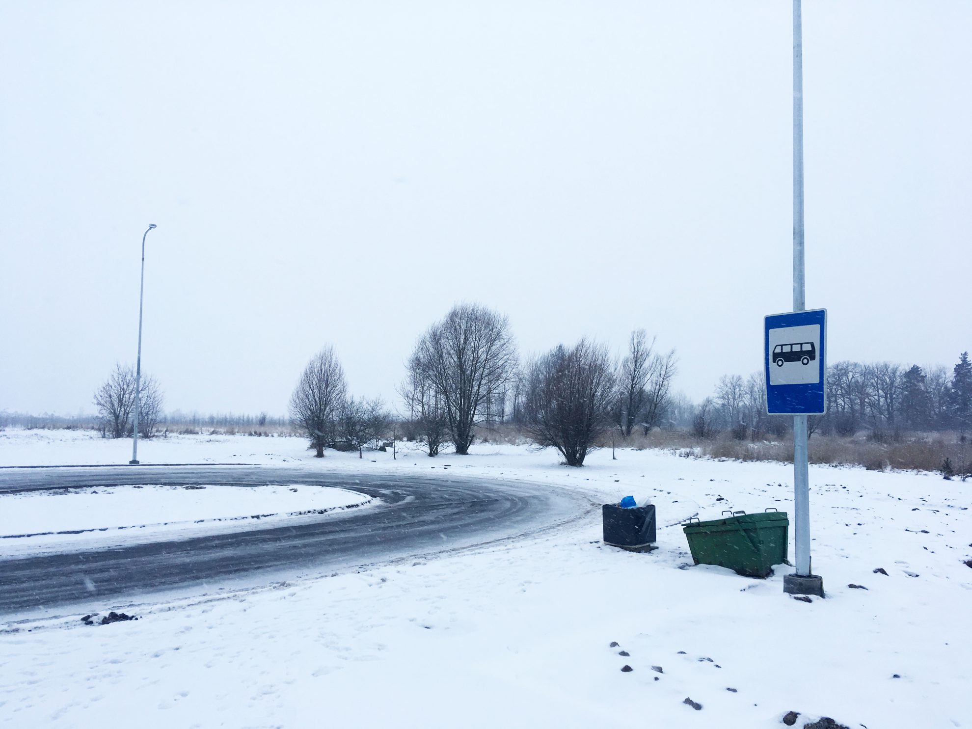 Panevėžyje vykstantys gatvių rekonstrukcijos darbai gerokai pakoregavo ir miesto autobusų maršrutus. Molainių gatvės gale ir visai šalia esančioje sodininkų bendrijoje gyvenantys panevėžiečiai guodžiasi, kad iki 16-ojo maršruto autobuso stotelės priversti klampoti per pusnis nemenką atstumą.