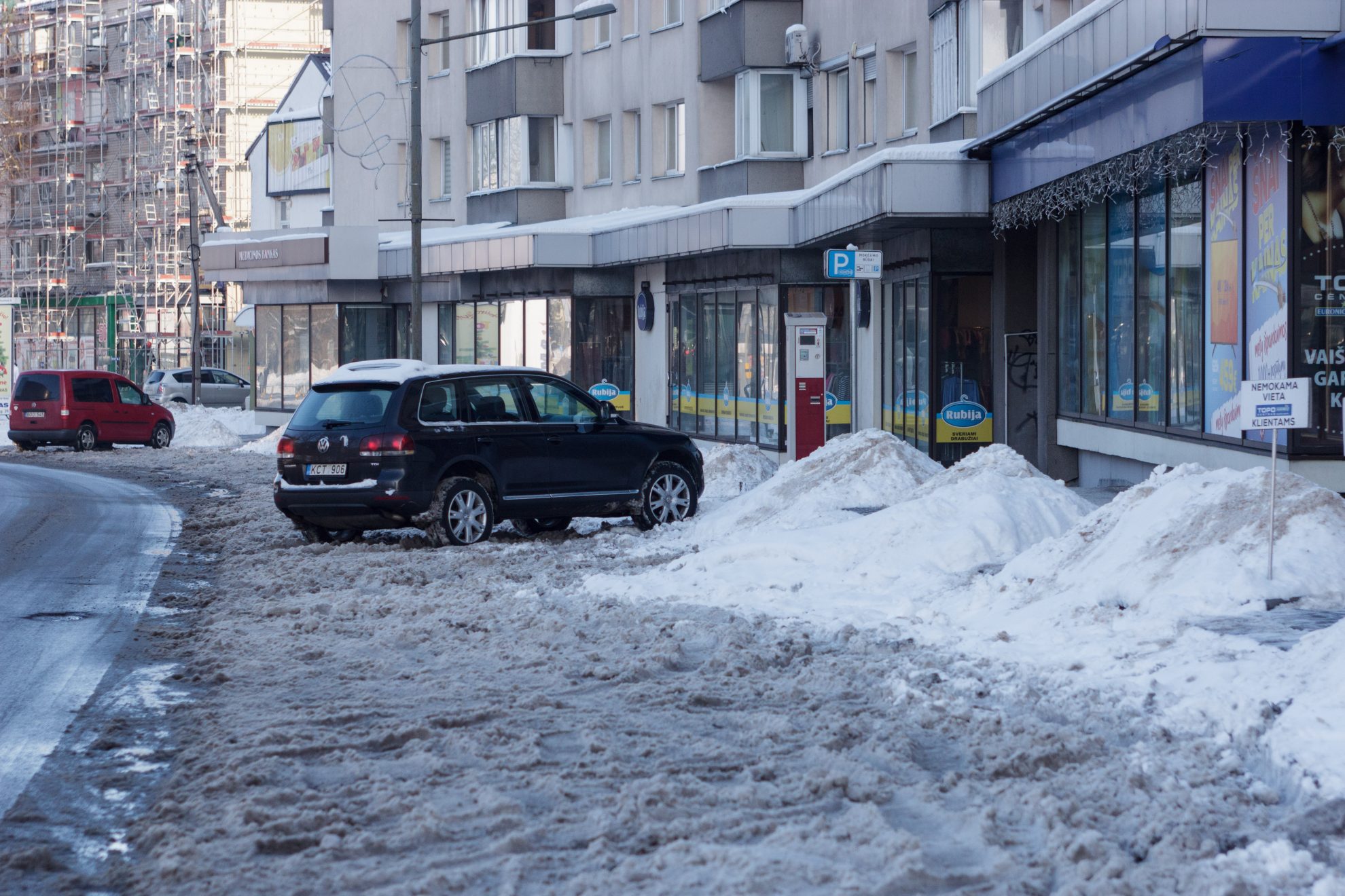 Panevėžyje daugėja mokamų automobilių stovėjimo aikštelių, tačiau šią žiemą jos skęsta sniege. Kelininkai deklaruoja jau nuo gruodžio kas dieną valantys miesto gatves, vis dėlto vairuotojų išlaikomos mokamos stovėjimo vietos vaduotos tik tris kartus.