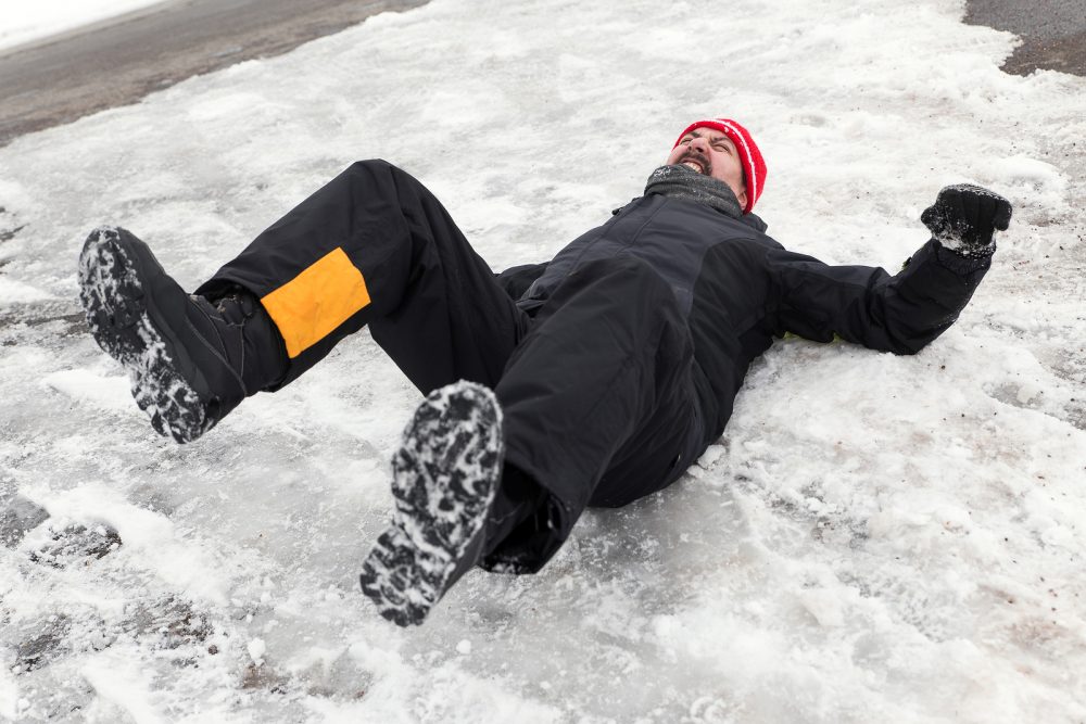 Nedidelis atšilimas ir staigus temperatūros kritimas – tokius orus žada sinoptikai. Numoti ranka į tokias prognozes nereikėtų – padidės traumų tikimybė.