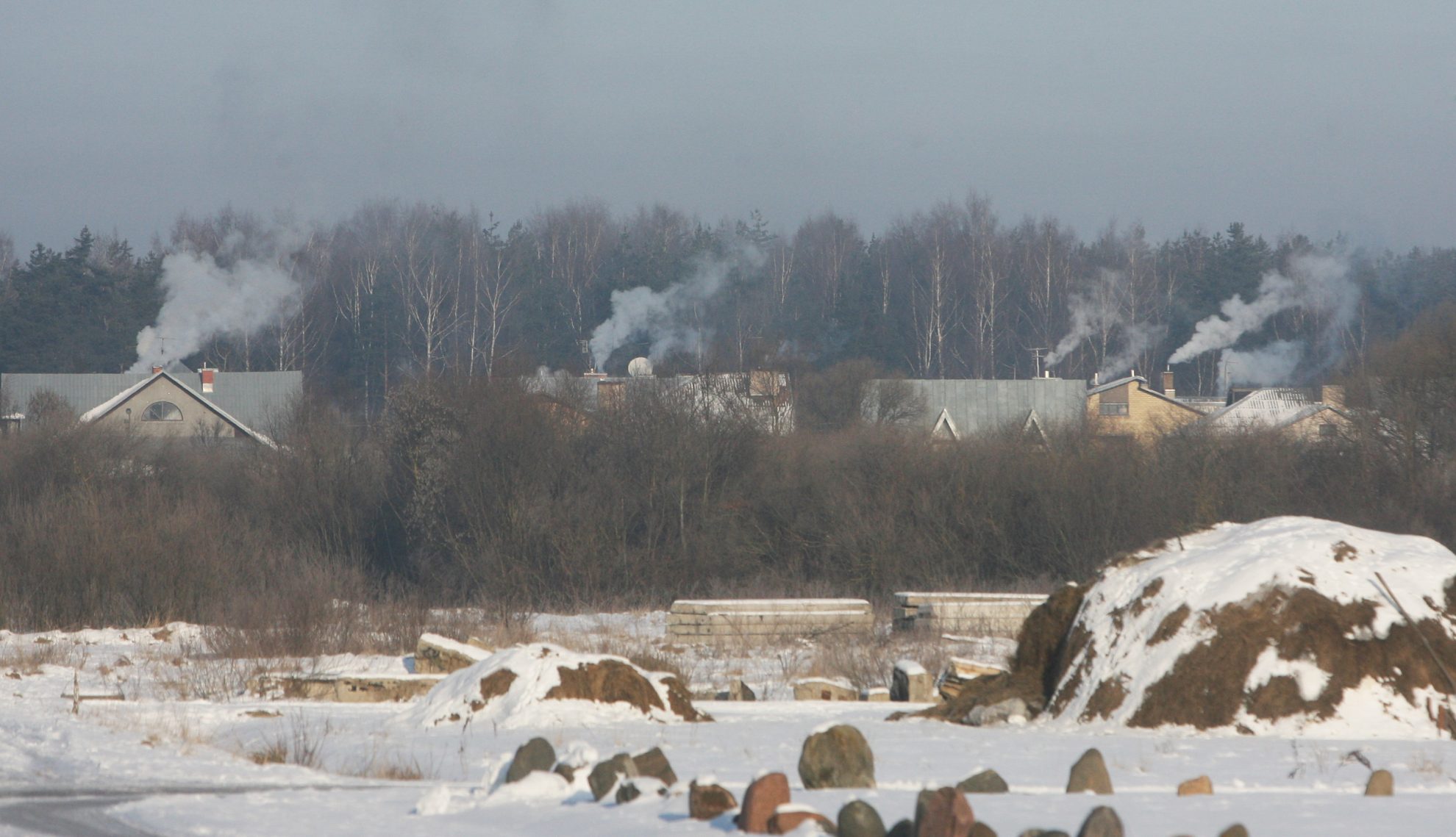 Atšalus orams vis stipresnis tampa namų šildymo procesas – intensyvėja kūrenimas, didėja kietųjų dalelių (KD10) koncentracija.