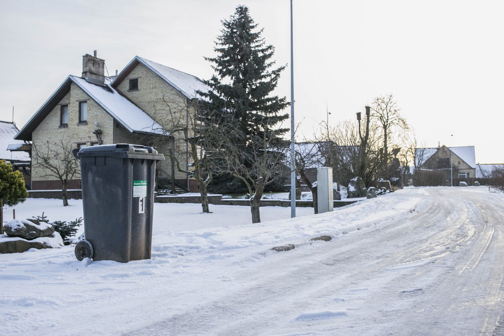 Atliekų išvežimo rinkliava sukėlė didelę audrą Panevėžio rajone, tačiau jo gyventojas Vytautas Šiaulys piktinasi ne kainomis. Paįstryje gyvenantis Vytautas nesupranta, kodėl šiukšles iš gyventojų surenkanti bendrovė „Švaros komanda“ nesiteikia pranešti klientams apie pasikeitusį atliekų išvežimo grafiką ir žmones verčia patiems spėlioti, kada prie jų namų sustos šiukšliavežis.