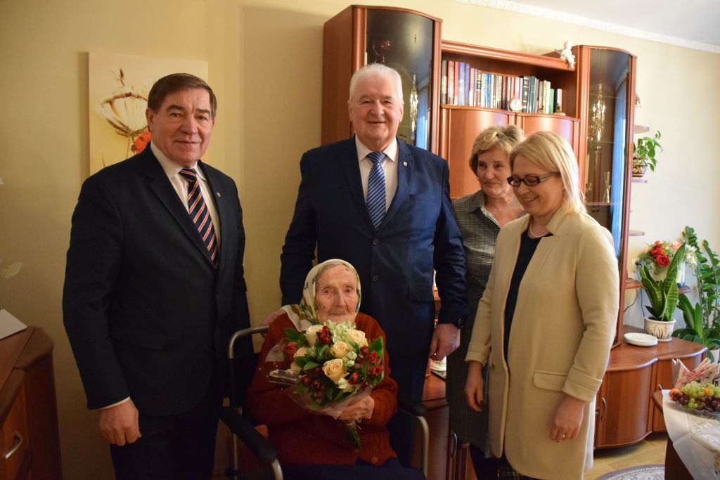 Šiandien Panevėžio mero pavaduotojas, laikinai einantis mero pareigas, Aleksas Varna, mero pavaduotojas Petras Luomanas ir Savivaldybės administracijos direktoriaus pavaduotoja Sandra Jakštienė 105-gimtadienio proga pasveikino panevėžietę Albiną Braknienę.