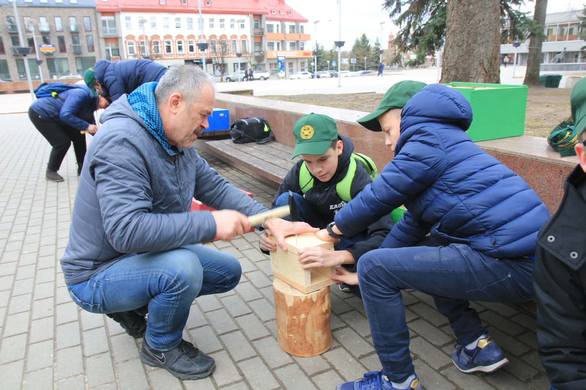 Panevėžyje, Laisvės aikštėje, mokiniai ir gyventojai rinkosi jau į tradicine tapusią akciją „Sukalk inkilą zylei“. „Ąžuolo“ progimnazijos mokytojo Romo Kupčinsko vadovaujamo Jaunųjų miško bičiulių būrelio „Miško meistreliai“ nariai į aikštę atsivežė 40 ruošinių inkilams.