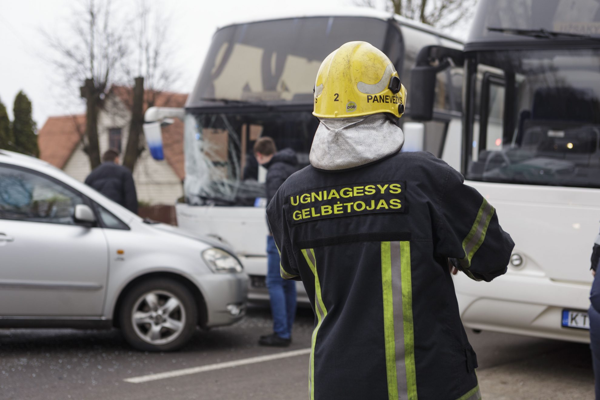 Neatsargus manevras kelyje šį rytą sujaukė smagiai prasidėjusią K. Paltaroko gimnazijos ketvirtokų ekskursiją į Rokiškį. Susidūrus mokinius vežusiam autobusui ir lengvajam automobiliui, sužalotas vienas žmogus.