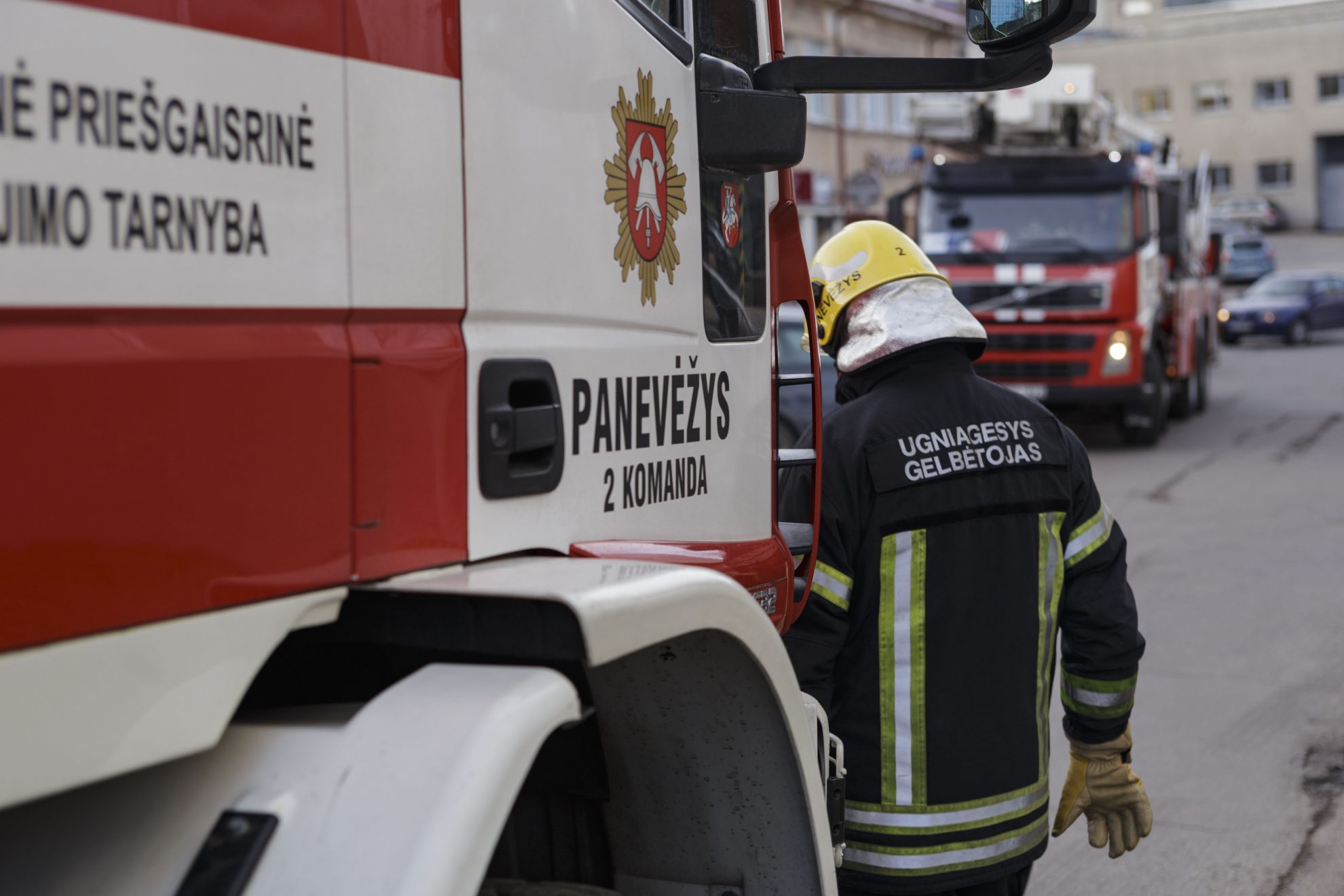 Šeštadienio naktį, apie 2 val. ugniagesiai gelbėtojai buvo kviečiami į Parko gatvę. Bendruoju pagalbos telefonu buvo pranešta, kad liepsnoja lengvasis automobilis.