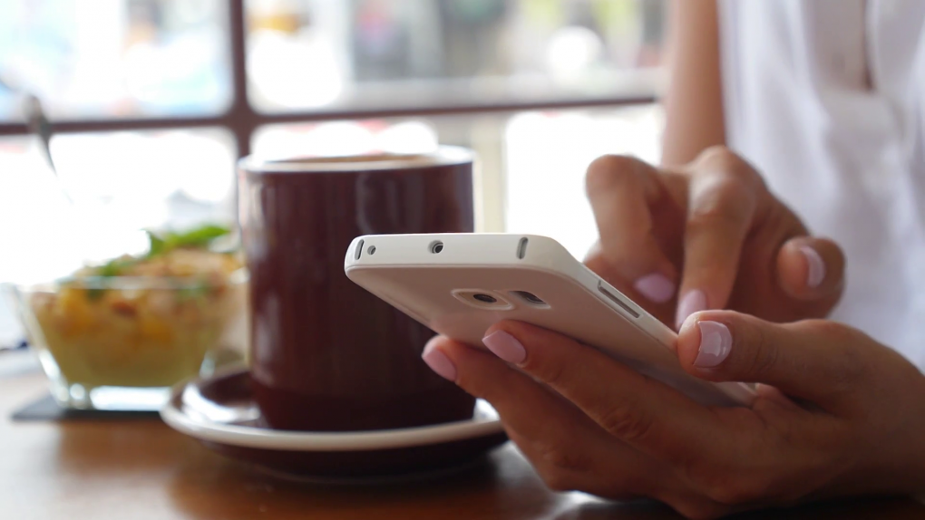 Turbūt nerastume nė vieno šiuolaikiško žmogaus, kuris neturėtų išmaniojo telefono. Išmanieji mobilieji telefonai yra neatsiejama kasdienio gyvenimo dalis, juose saugomi svarbūs failai, užrašai, nuotraukos, vaizdo įrašai ir kita vertinga informacija. Be viso to, mobilieji padeda bendrauti su draugais, kolegomis, šeimos nariais, planuoti laiką, rasti informaciją. Tačiau ar rinkdamiesi išmanųjį įrenginį atsižvelgiate į jį valdančią operacinę sistemą?