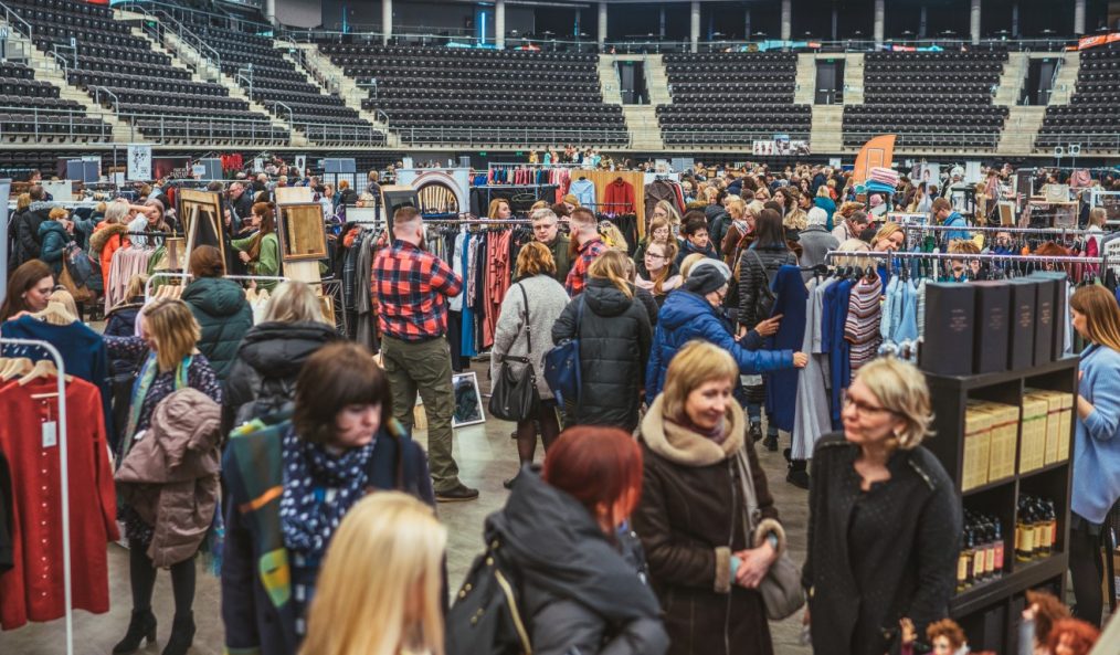 Kovo 24-ąją visi mados mylėtojai skubės į Panevėžį, kur ,,Cido’’ arenoje vyks didžiausia mieste mados ir grožio mugė “DESIGN FOR LIFE”. Tūkstančius lankytojų sutraukiantis nemokamas renginys kvies pasiruošti šiltiesiems sezonams. Nuo 10 iki 17 valandos lankytojų lauks beveik 200 drabužių, aksesuarų, kosmetikos bei namų interjero detalių kūrėjų ir prekių ženklų atstovų, specialiai įrengtoje scenoje vyks pasirodymai, o nemokamas įėjimas vilios sekmadienį drauge pasiimti visą šeimą.