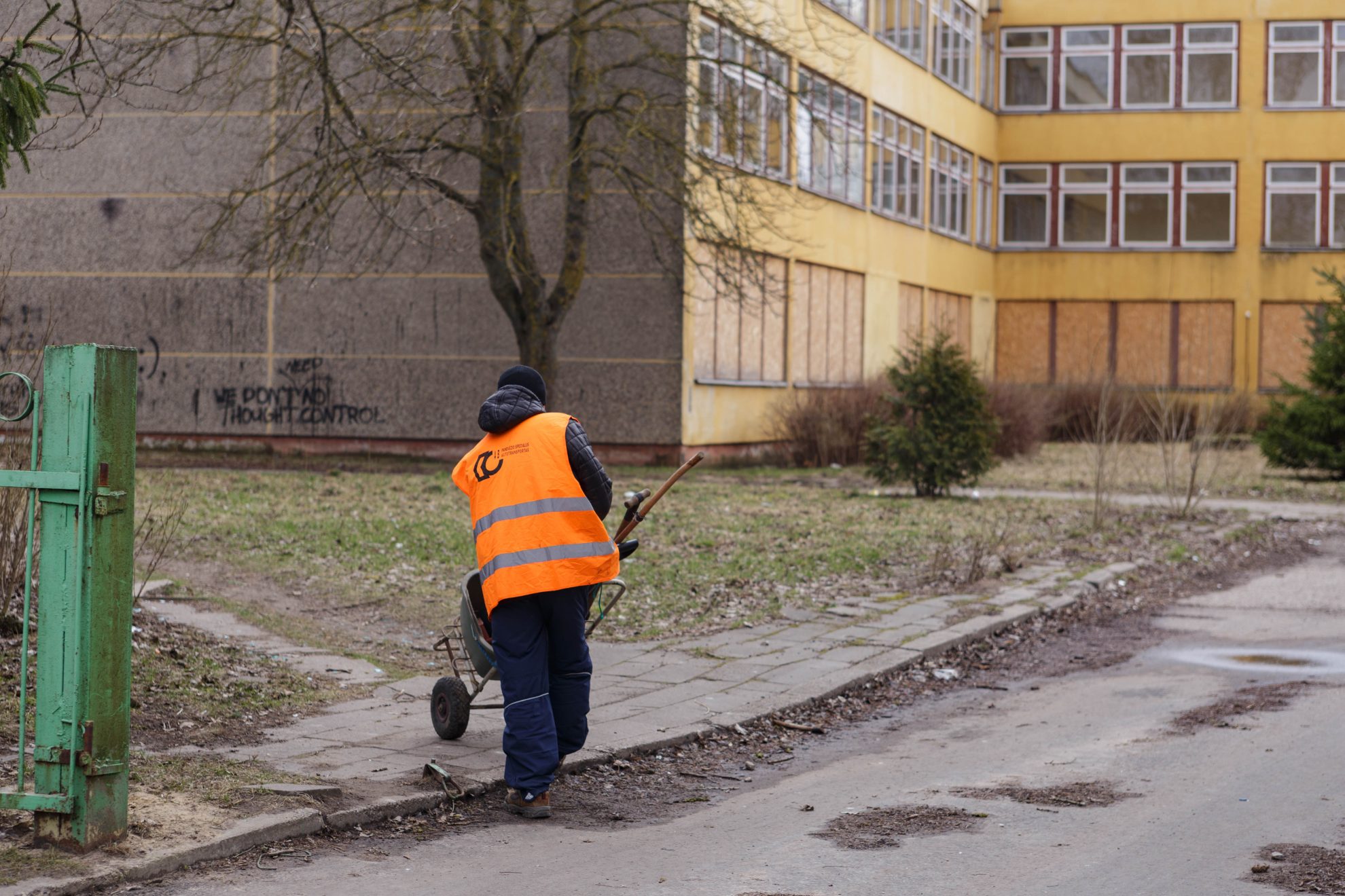 Demografinės Panevėžio situacijos nykūs liudininkai – keletą metų aukcionuose nesėkmingai pardavinėjami uždarytosios „Verdenės“ ir nebaigtos statyti V. Alanto g. mokyklos pastatai pagaliau sulaukė jais rimčiau susidomėjusiųjų.