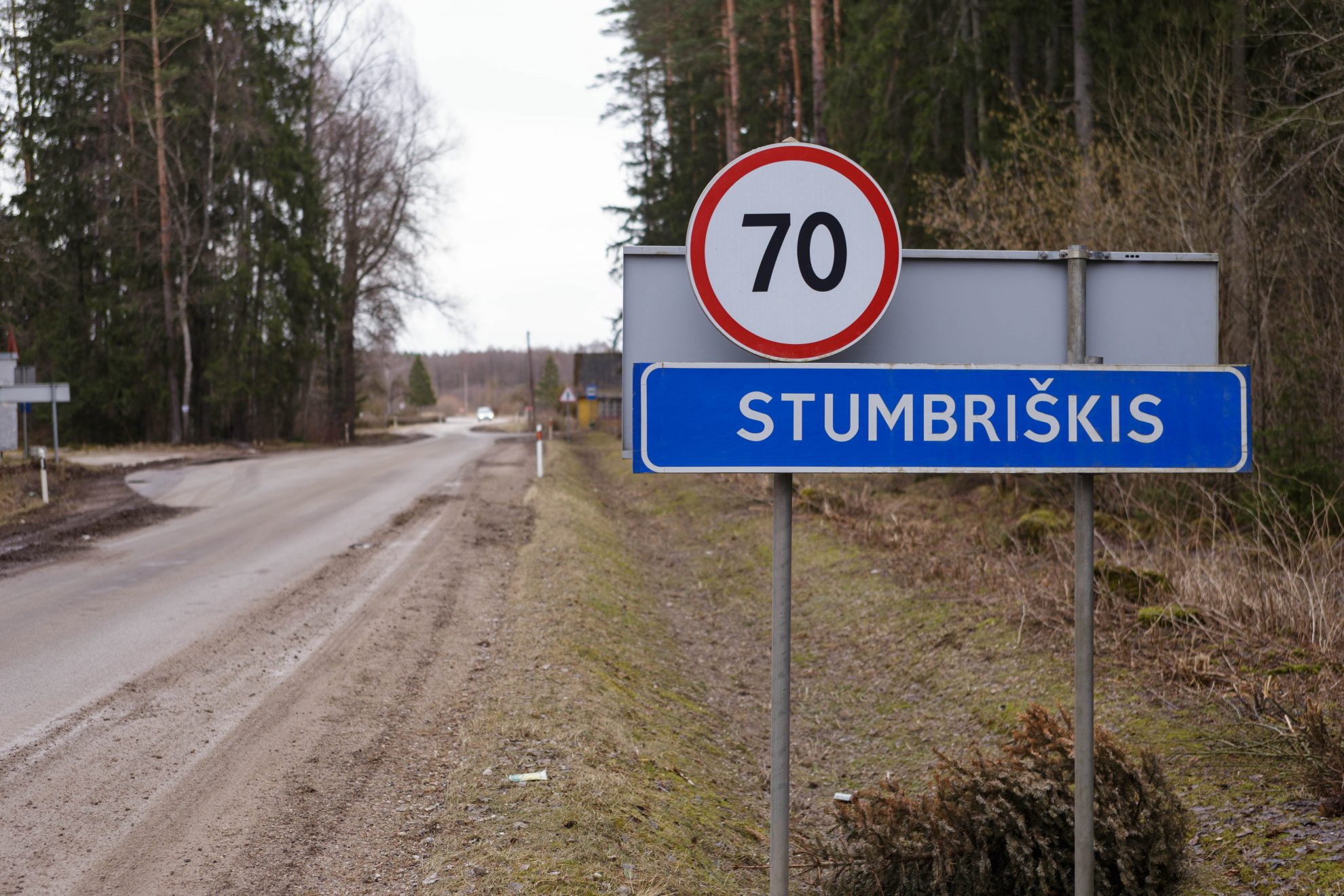 Kadaise šalia judraus kelio buvęs Stumbriškio valsčiaus centras šiandien tik nuolatos mažėjantis kaimelis. Tačiau jo senbuviai niekada nesikraustytų iš čia, kur į kiemą pasisveikinti atklysta gervės, stirnos, net elniai, kur kiekvienas kaimo kampas apipintas legendomis ir pasakojimais.