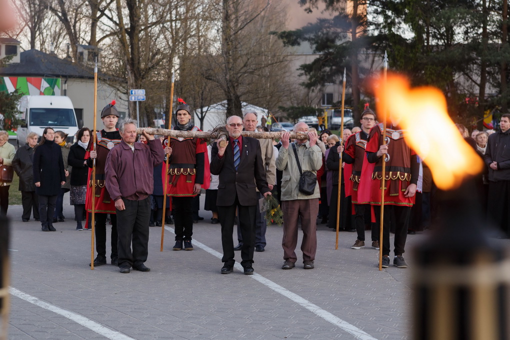 Bundančios gamtos, susikaupimo, atviro, viltingo žvilgsnio į ateitį kupinas laikotarpis Didįjį penktadienį minias suburia į Kryžiaus kelio procesiją.