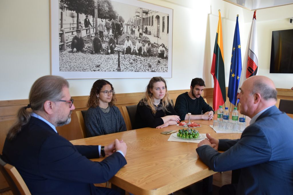 Šiandien miesto meras Rytis Račkauskas susitiko su Panevėžio "Šviesos" specialiojo ugdymo centro savanoriais ir kuratore Švietimo pagalbos ir konsultavimo skyriaus vedėja Rasa Ramanauskienė.