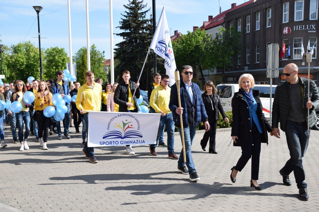 Šiandien Panevėžio miesto mero pavaduotojas Deividas Labanavičius ir Savivaldybės administracijos Sporto skyriaus vedėjas Justinas Jasiukaitis 5-mečio proga pasveikino Panevėžio Raimundo Sargūno sporto gimnazijos kolektyvą.