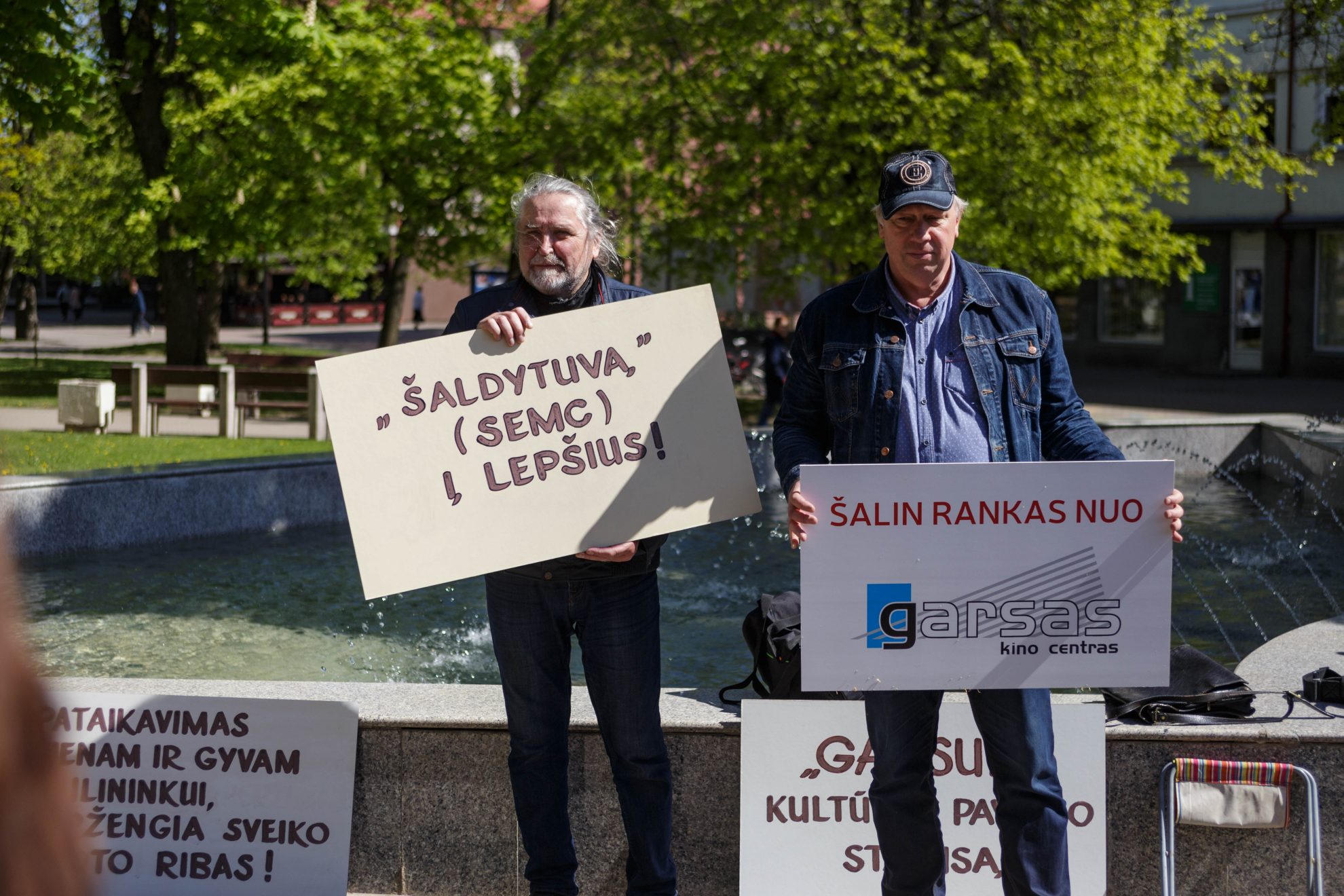 Dėl Panevėžio kino centro „Garsas“ likimo susirūpinę miestelėnai vakar piketavo Laisvės aikštėje. Piketa liejosi emocijos – žmonės piktinosi pačiais įvairiausiais dalykais. Miesto valdžios atstovai pas piketuotojus neatėjo, o S. Eidrigevičiaus menų centro (SEMC) direktoriaus Egidijaus Žukausko perduotu mero kvietimu atstovams ateiti ir susėdus prie stalo pakalbėti – nepasinaudota.