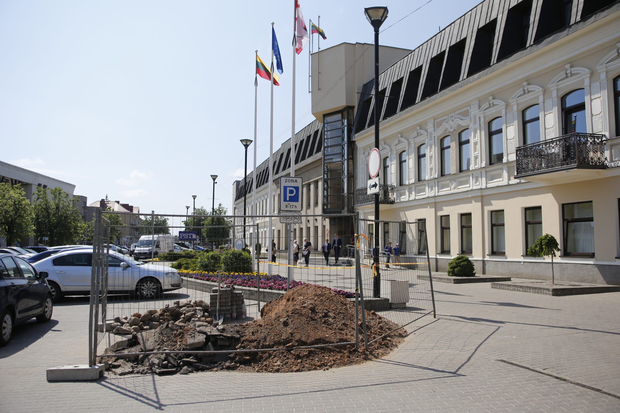 Panevėžyje prieš imantis rekonstruoti Laisvės aikštę pradėti archeologiniai kasinėjimai atvėrė senojo miesto istorijos žymes. Darbą dar tik įpusėję archeologai priešais miesto Savivaldybės pagrindinį įėjimą 1,05 m gylyje atkasė grindinį, siekiantį dar 18 amžių. Jis išklotas netaisyklingos formos lauko akmenimis, surištais smulkiais, mažais akmenukais. Grindinio plyšiuose archeologai aptiko ir daugiau žinučių iš praeities – 17–18 amžių siekiančių keramikos dirbinių šukių bei 1730 metų carinę monetą – vieną polušką – smulkų to meto pinigą.