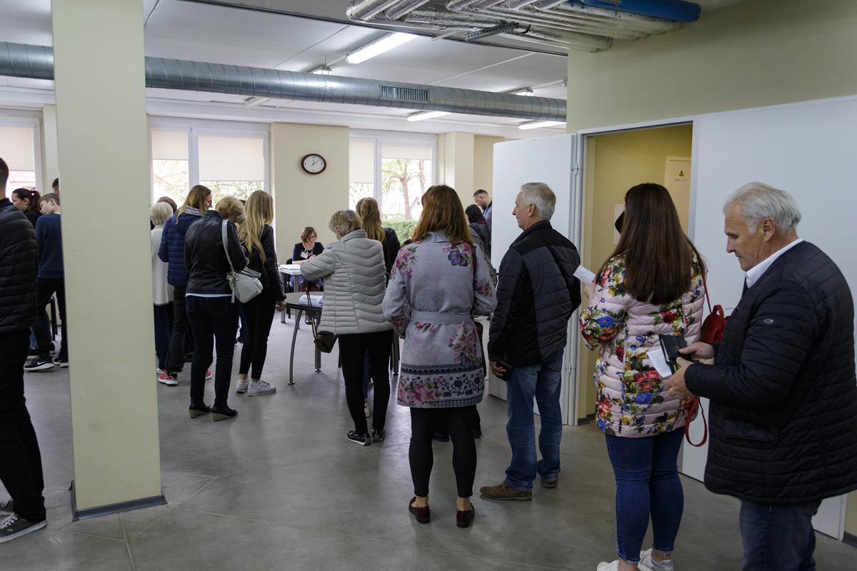 Šį sekmadienį prie rinkimų apylinkių stebimas gana neįprastas sujudimas. Rinkti naujo šalies vadovo ir išsakyti nuomonės net dviejuose referendumuose iki vidurdienio panoro apie penktadalis miesto ir rajono rinkėjų, o jau po poros valandų rinkimų apylinkėse apsilankė daugiau nei trečdalis.