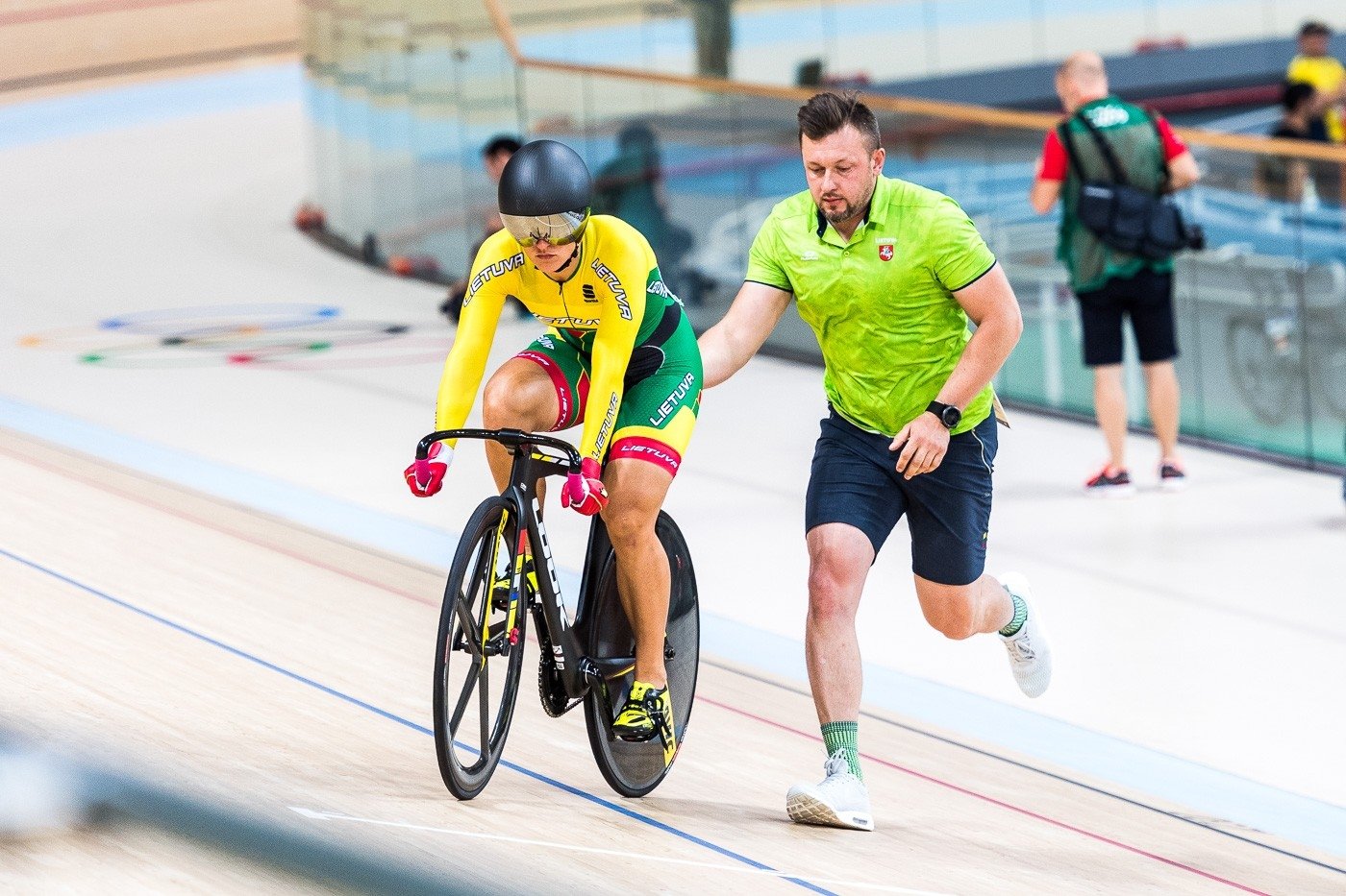 Rusijoje surengtose tarptautinėse dviračių treko varžybose „Grand Prix of Moscow“ (UCI I kategorija) Gedvinas Serafinas iškovojo du aukso medalius, Simona Krupeckaitė pelnė bronzą. Lietuvos dviratininkai į pirmąjį dešimtuką pateko aštuonis kartus.